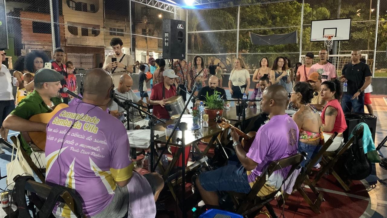 Rodas de samba ocupam ruas, praças e quadras públicas para fazer muito mais do que música na periferia; VÍDEO
