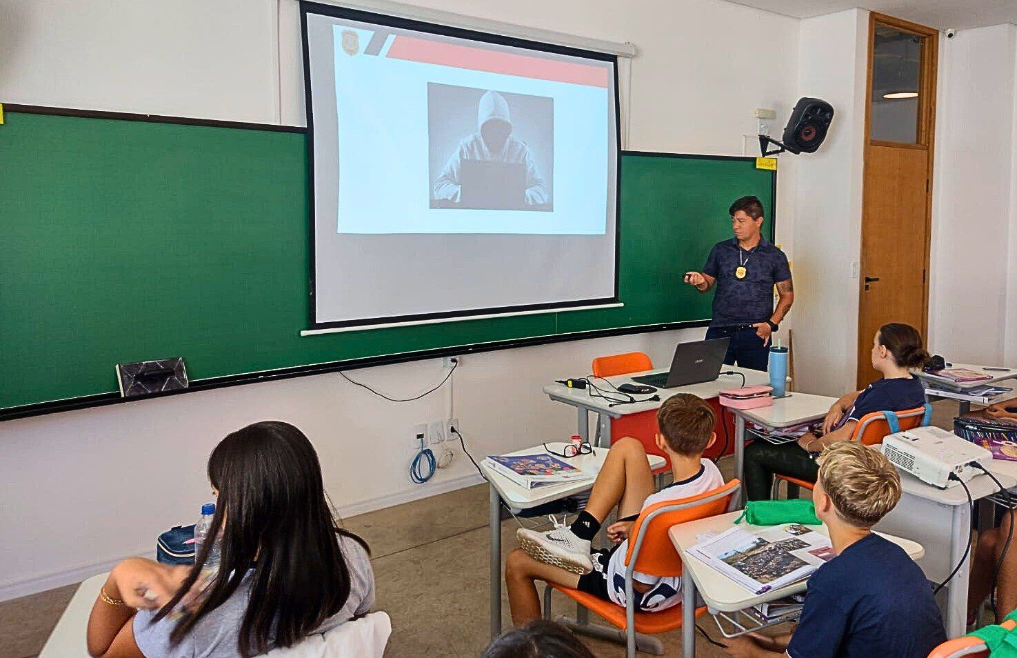 Jovens são alertados sobre perigos da Internet e segurança de dados em Avaré