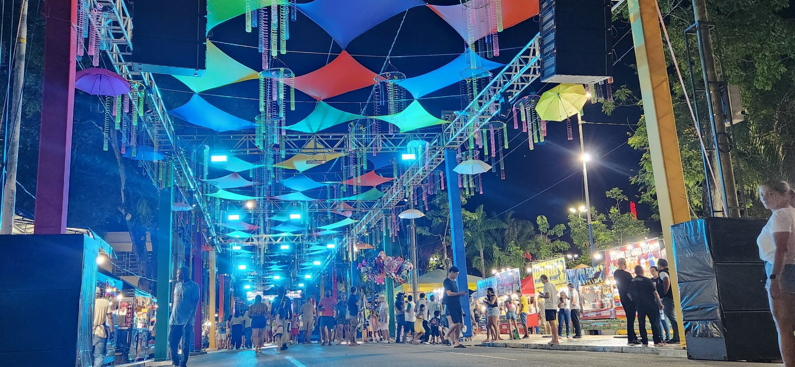 Penúltima noite do Carnaval da Família tem apresentação do grupo Os Cobras Dance; confira programação