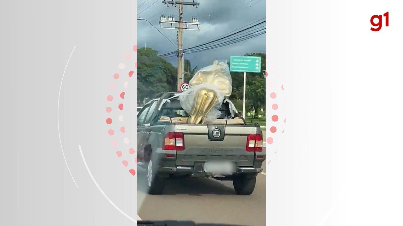 Vídeo de estatueta gigante do Oscar na traseira de picape viraliza e internautas brincam: ‘Fernanda, seu pedido saiu para entrega’