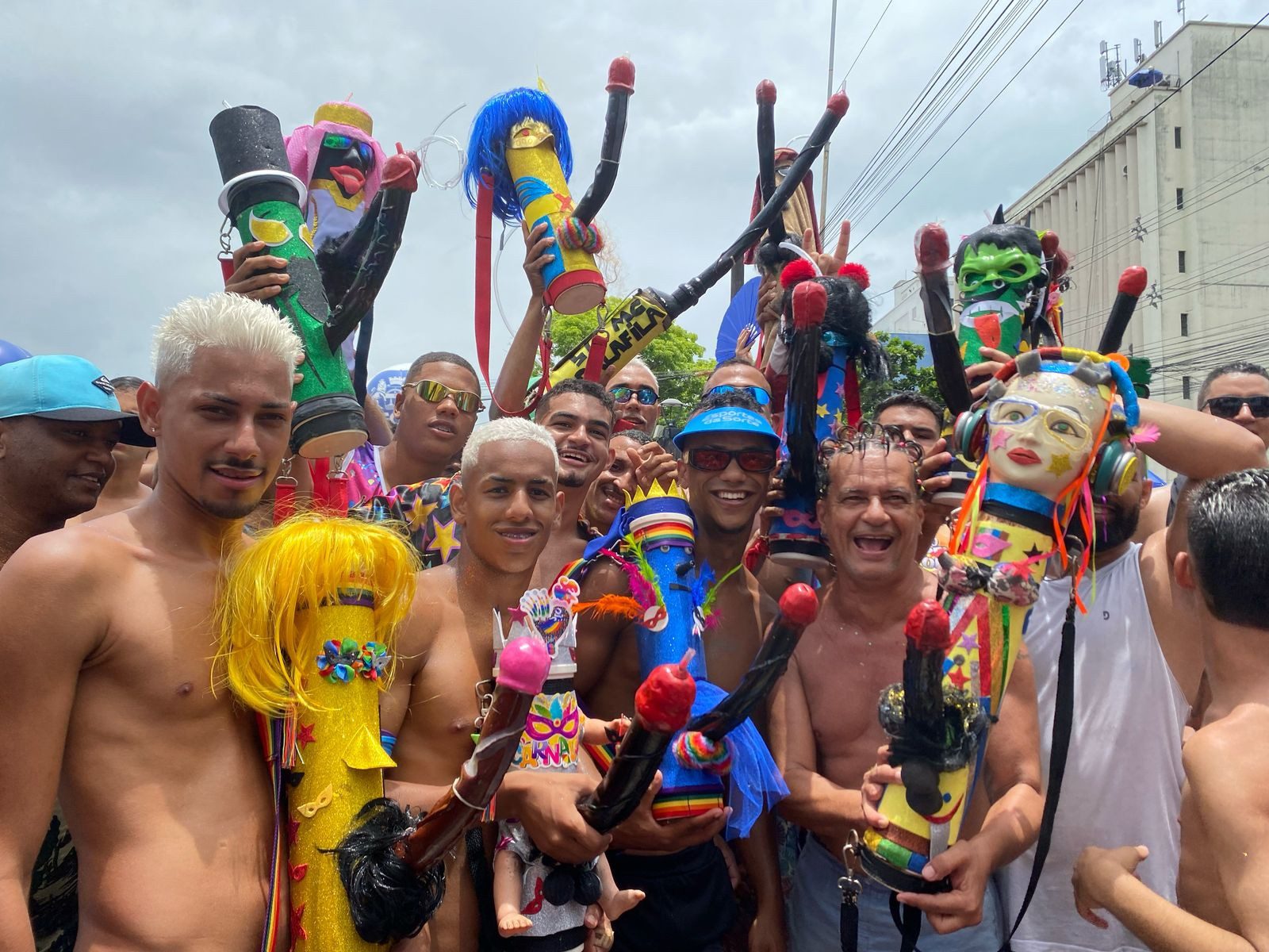 Foliões desfilam com cantis ‘estilizados’ em formato de pênis no Galo da Madrugada