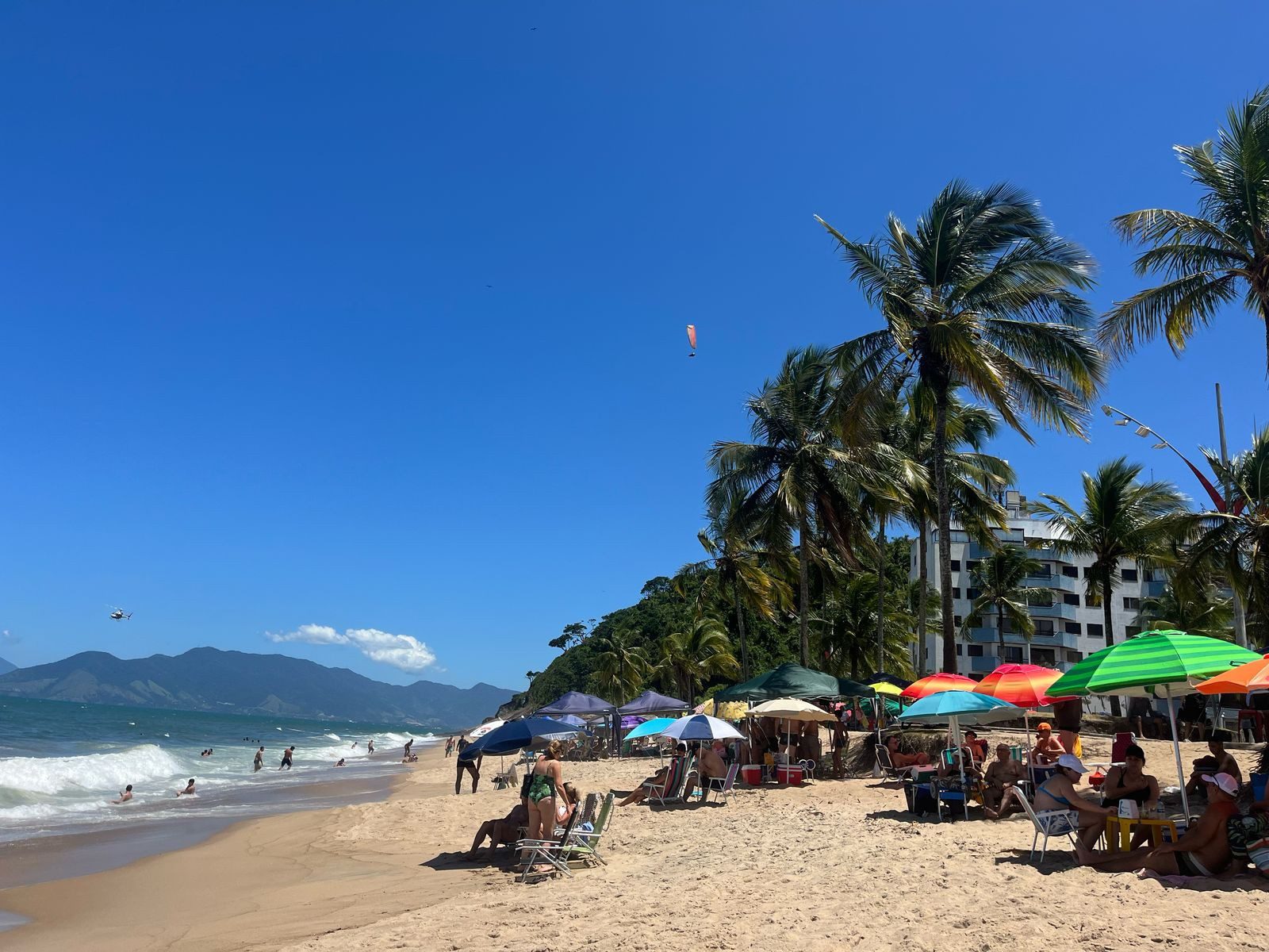 Com temperatura acima dos 30ºC, turistas aproveitam praias do Litoral Norte no sábado de carnaval