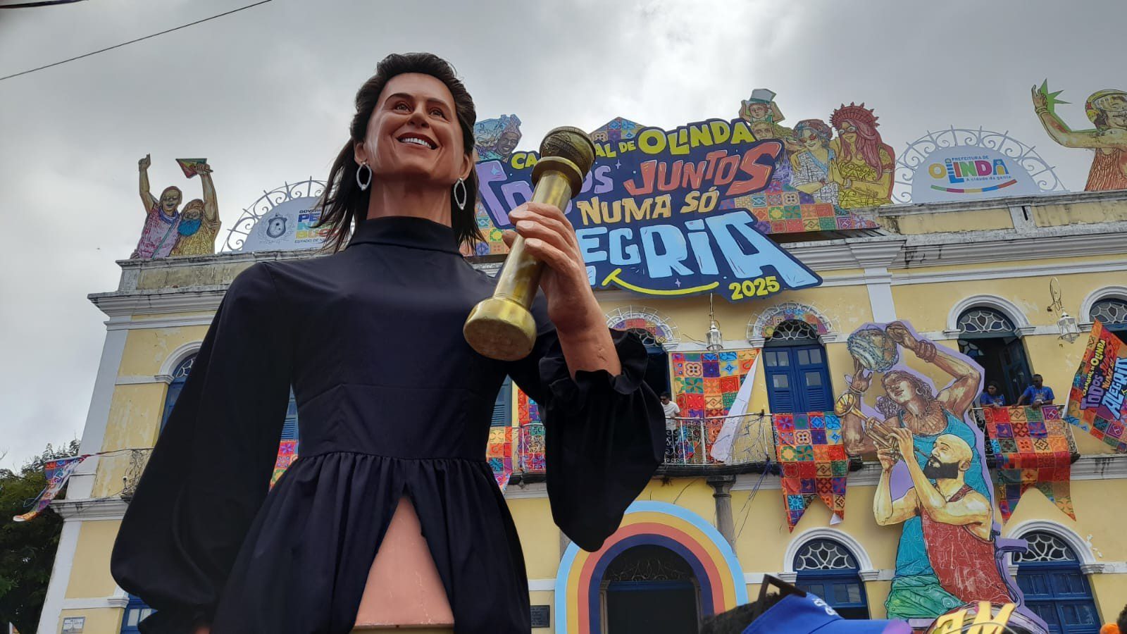 Boneco gigante de Fernanda Torres no carnaval de Olinda é comparado a Narcisa Tamborindeguy e Silvio Santos; veja memes