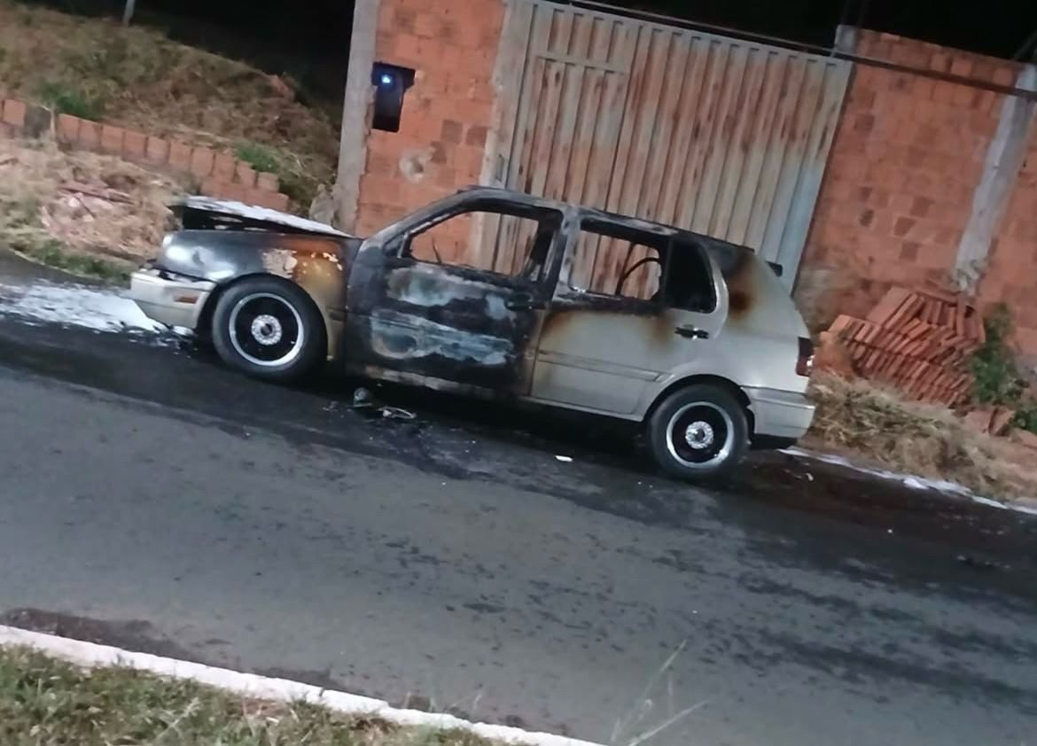 Motorista sofre queimaduras após tentar conter chamas de carro que pegou fogo em movimento, em Presidente Venceslau