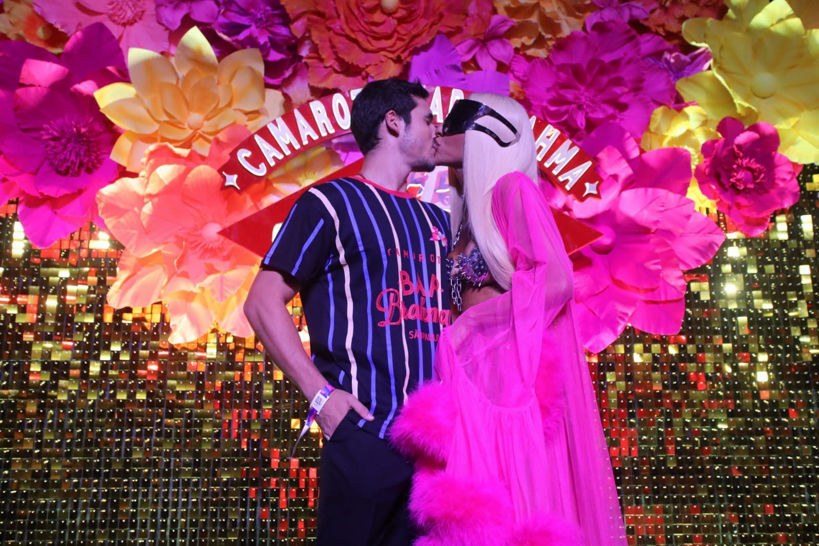 Sabrina Sato e Nicolas Prattes se beijam em camarote do Anhembi