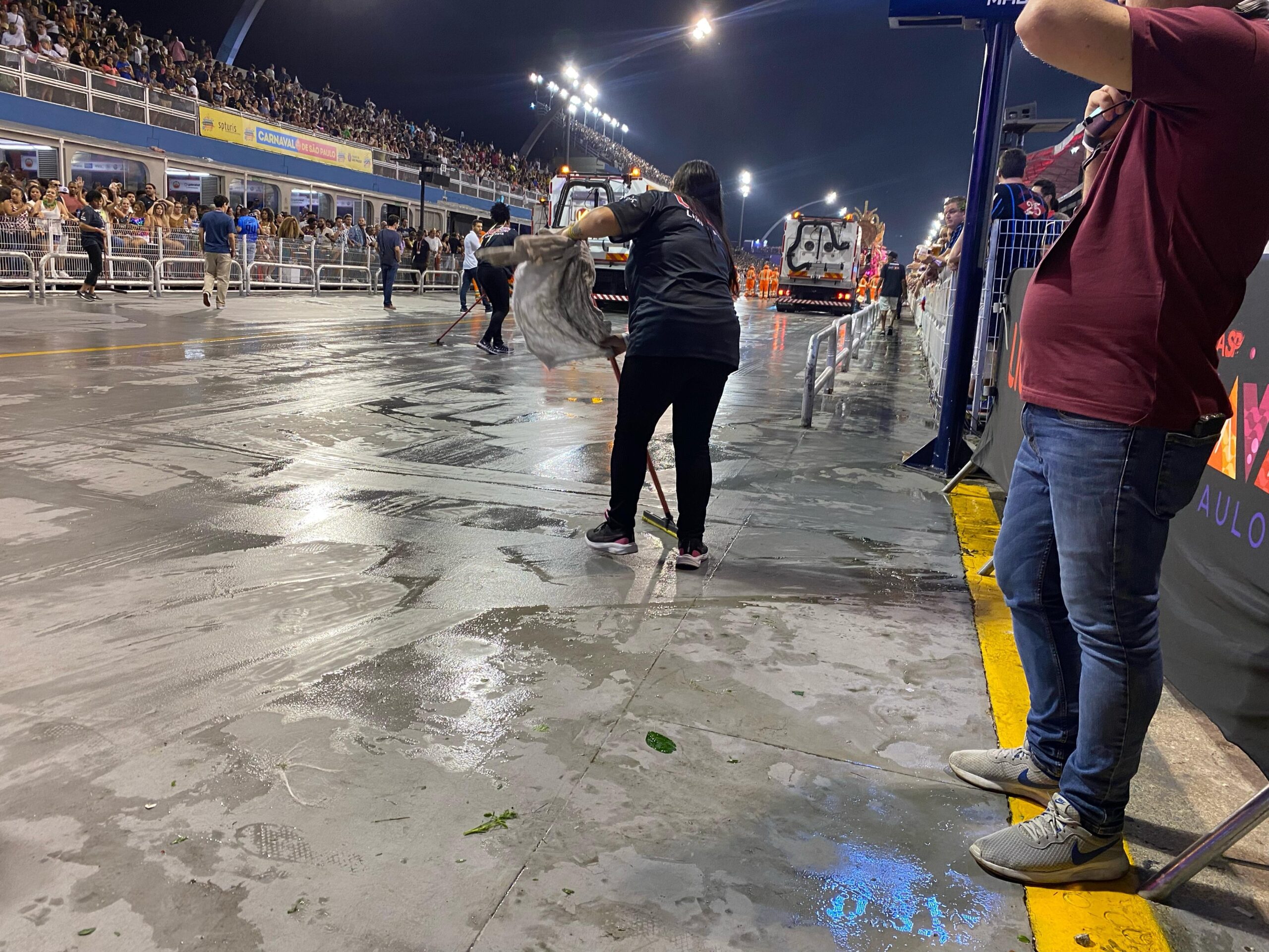 Mocidade Alegre deixa pista do sambódromo do Anhembi molhada