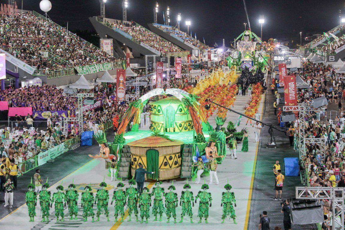 Grupo especial encerra último dia do Desfile das Escolas de Samba de Manaus