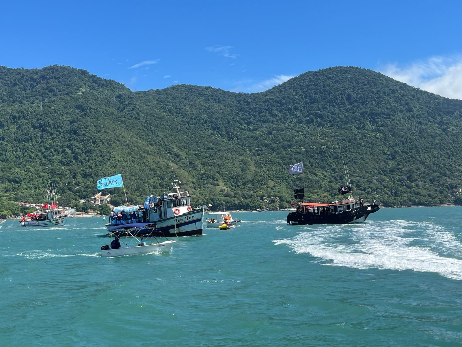 Carnamar: Embarcações fazem desfile marítimo no carnaval de São Sebastião, litoral de SP