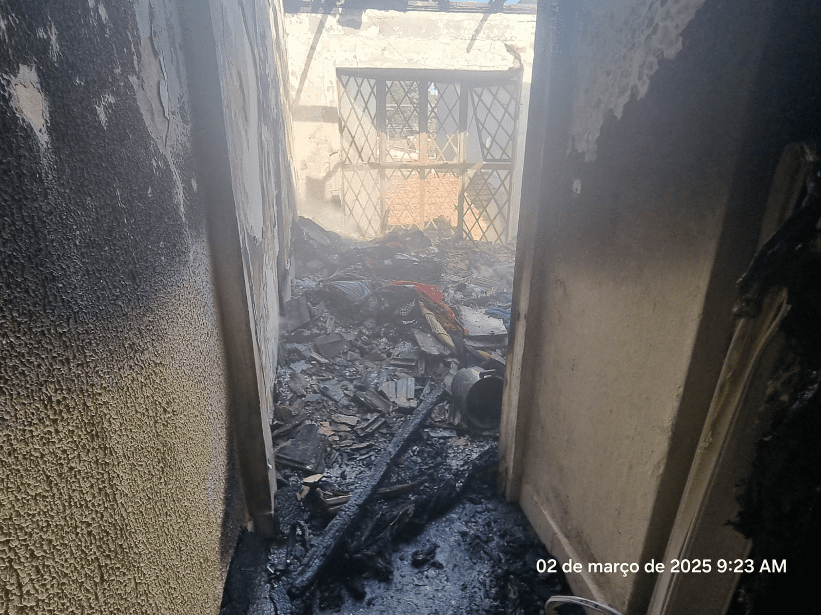 Casa no Centro de Jacareí é interditada pela Defesa Civil após incêndio