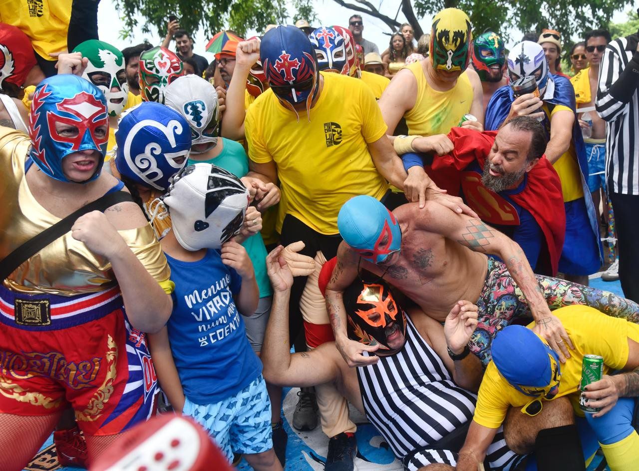 Mucha Lucha reúne foliões para tradição de luta livre mexicana em torno de ringue em pleno Alto da Sé, em Olinda