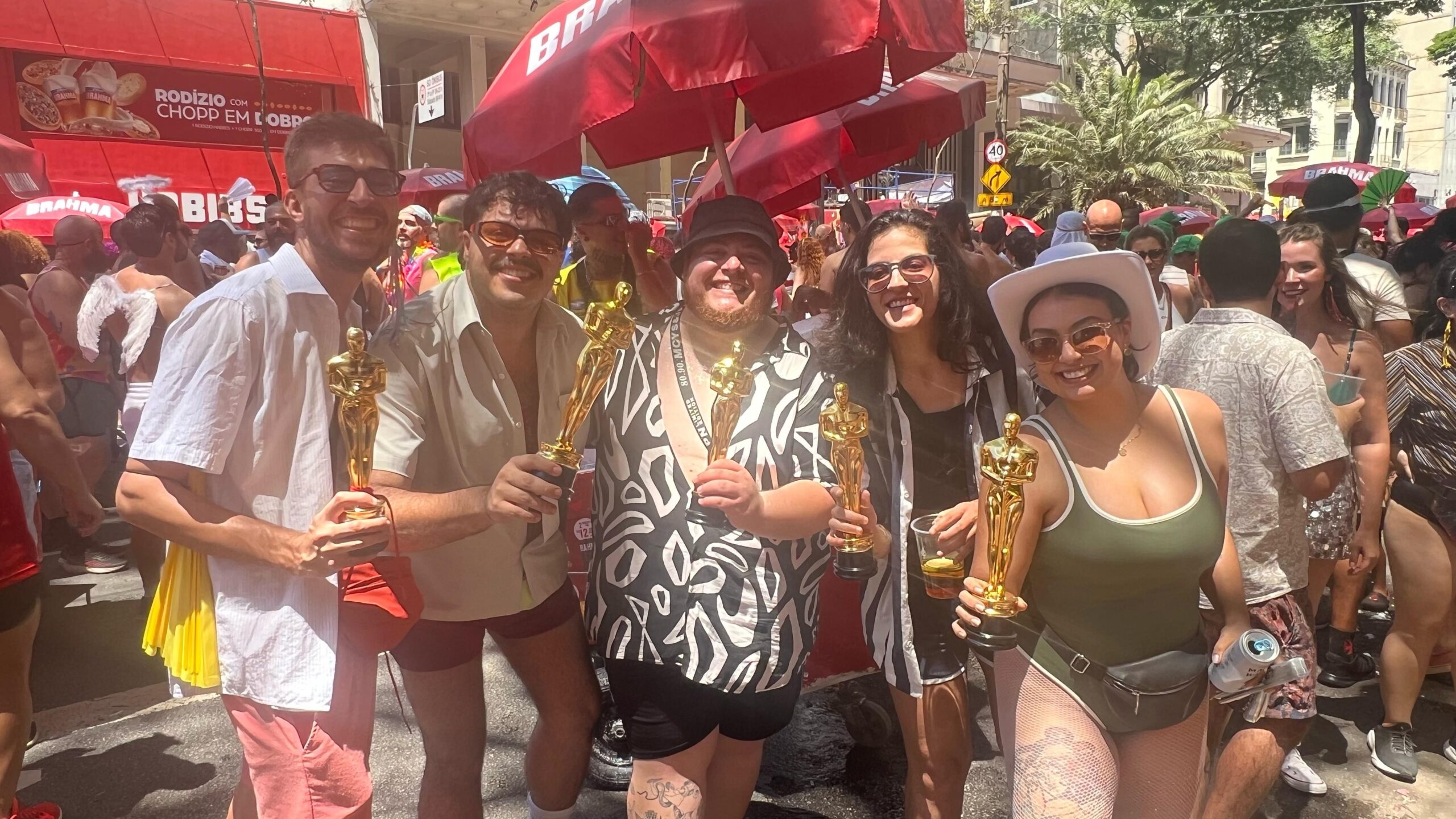 Fernanda Torres, Oscar e leques ditam ritmo de foliões durante desfiles de blocos em SP neste domingo