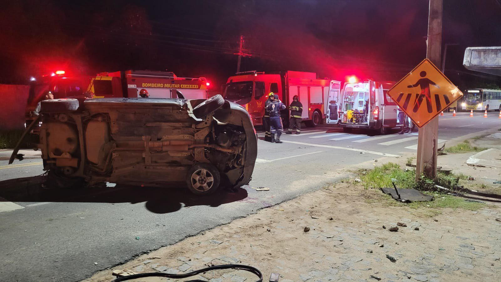 Jovem e adolescente morrem após carro capotar na Pescaria, em Maceió