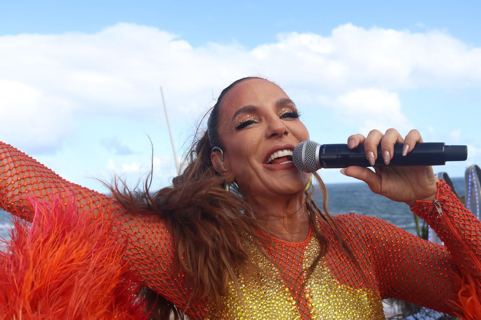 Ivete Sangalo destaca atenção com foliões ao puxar trio elétrico em Salvador: ‘Coordenador da grande loucura’
