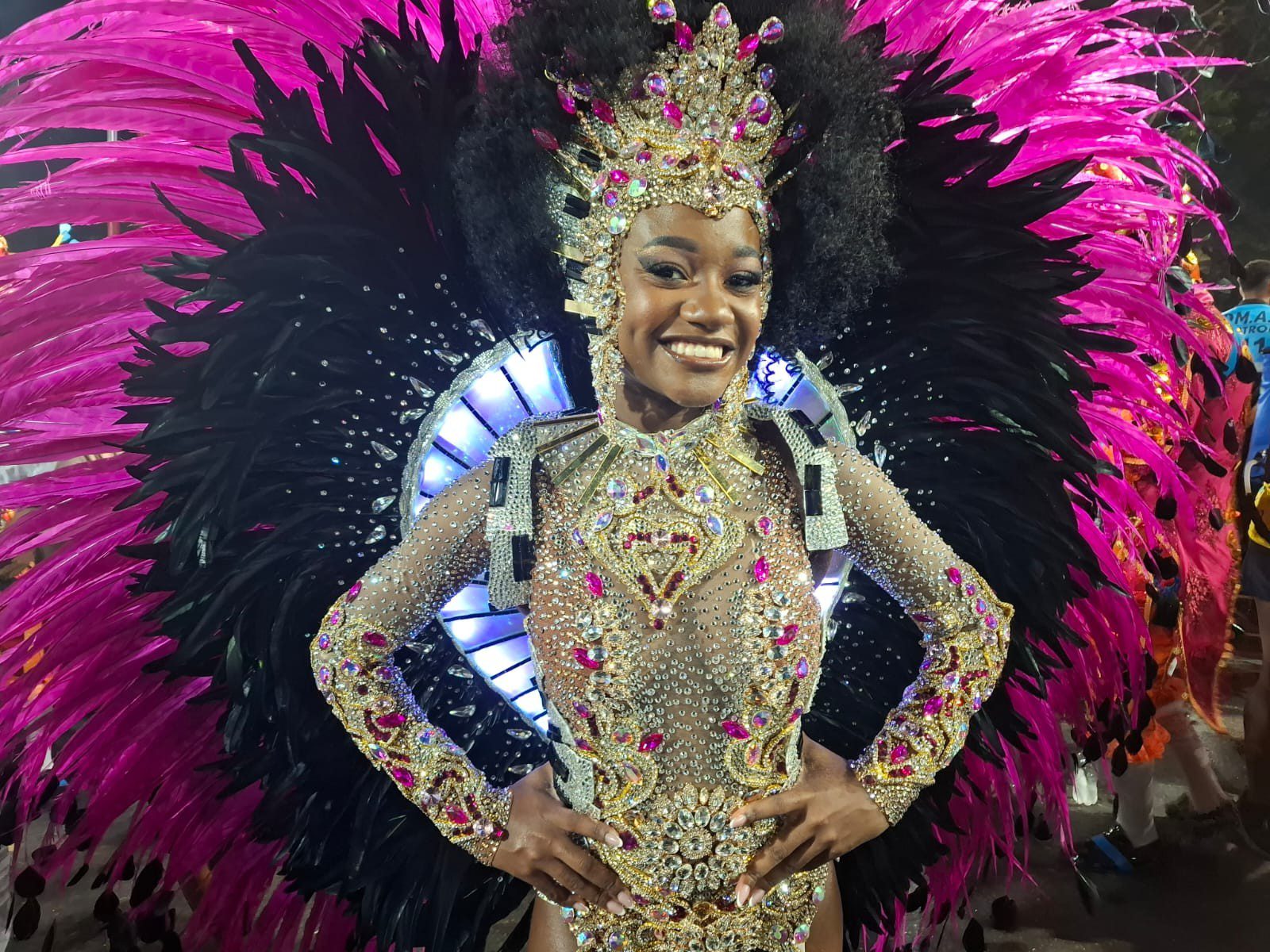Lorena Raissa celebra a maioridade e a gravidez na Sapucaí com novas responsabilidades