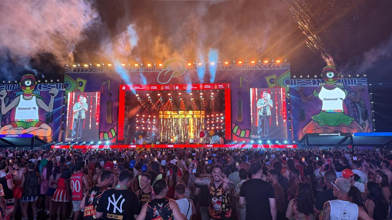 Wesley Safadão e Menos é Mais sacodem público fantasiado no 3º dia de OBA Festival em Rio Preto
