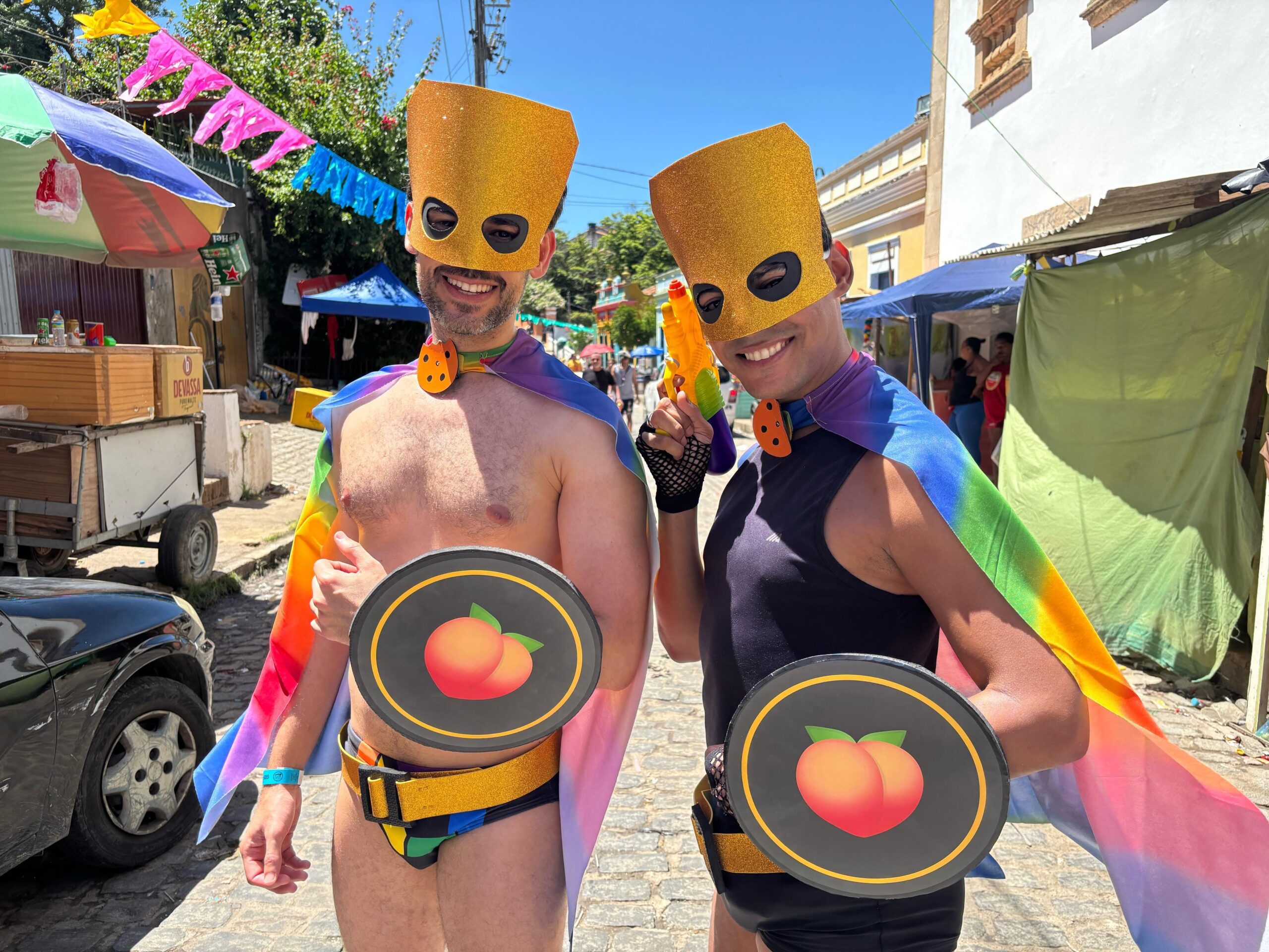Fantasia de ‘Super Grindr’, canudo em formato de pênis e muita pegação: rua 13 de Maio é point LGBTQIA+ de Olinda