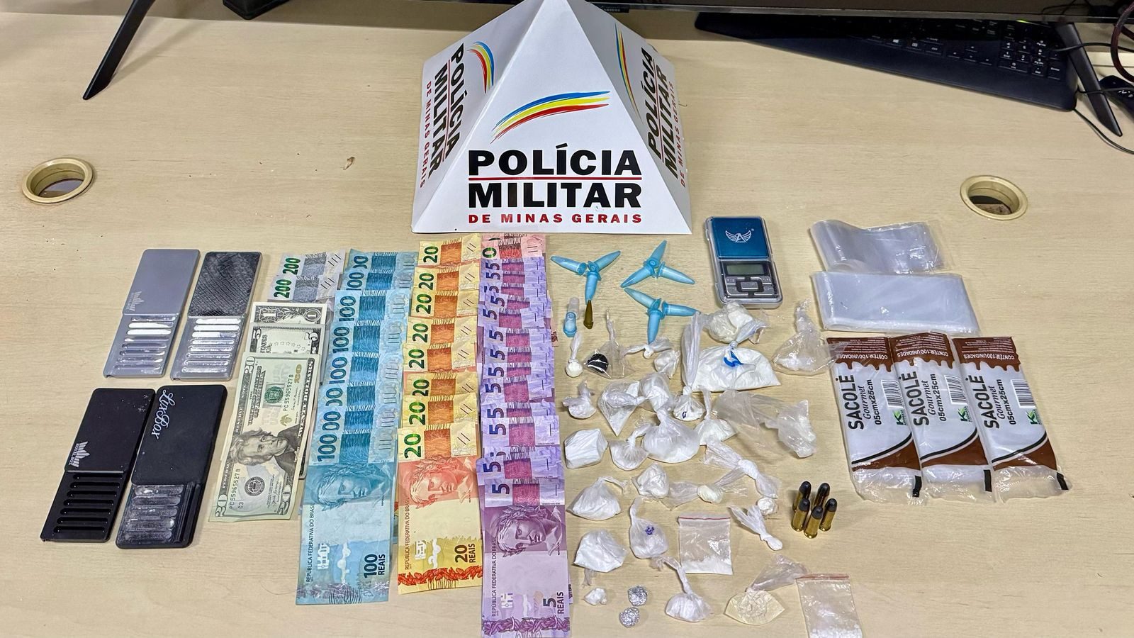 Homens são presos por tráfico de drogas após PM suspeitar de atitude de motorista de carro