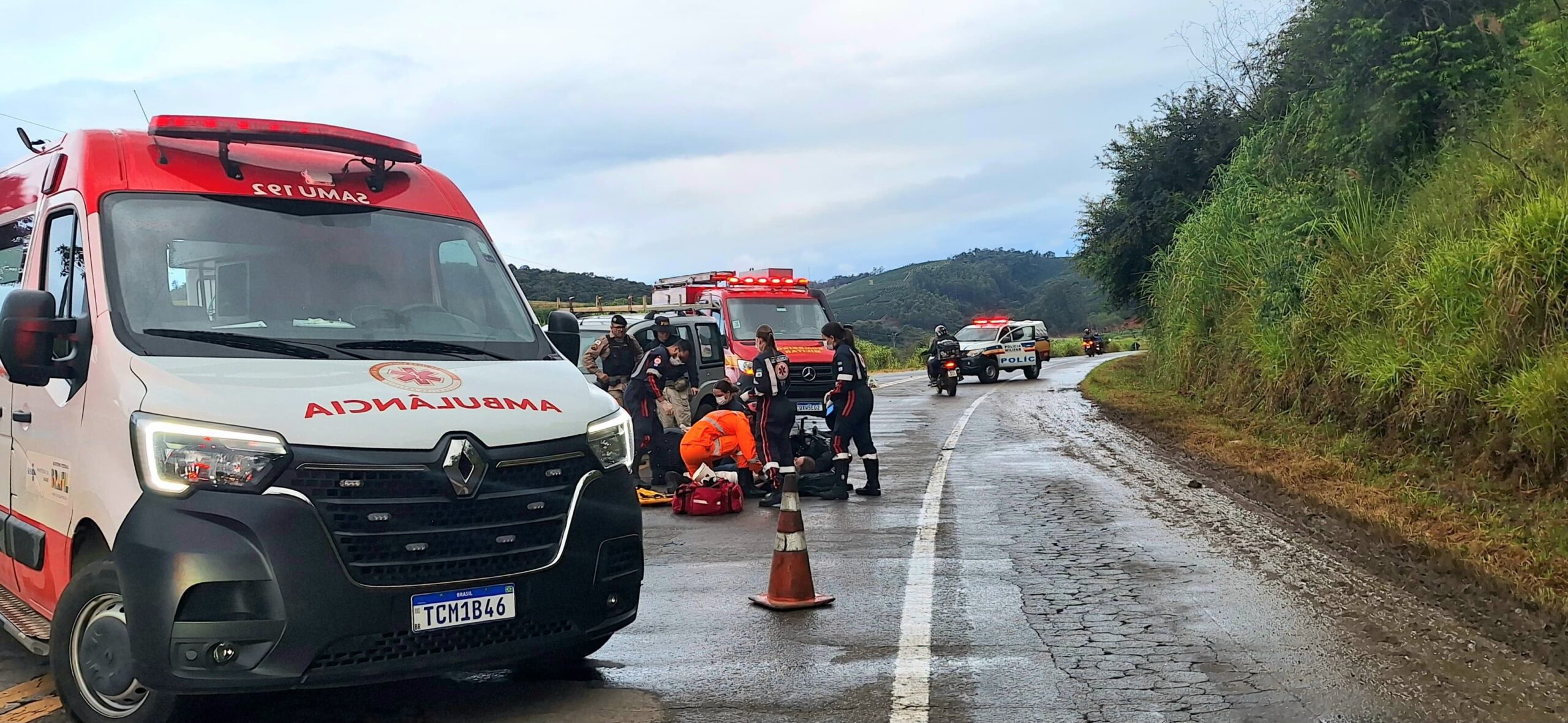 Acidente entre moto e caminhão deixa uma mulher morta em Manhuaçu; caminhoneiro fugiu sem prestar socorro