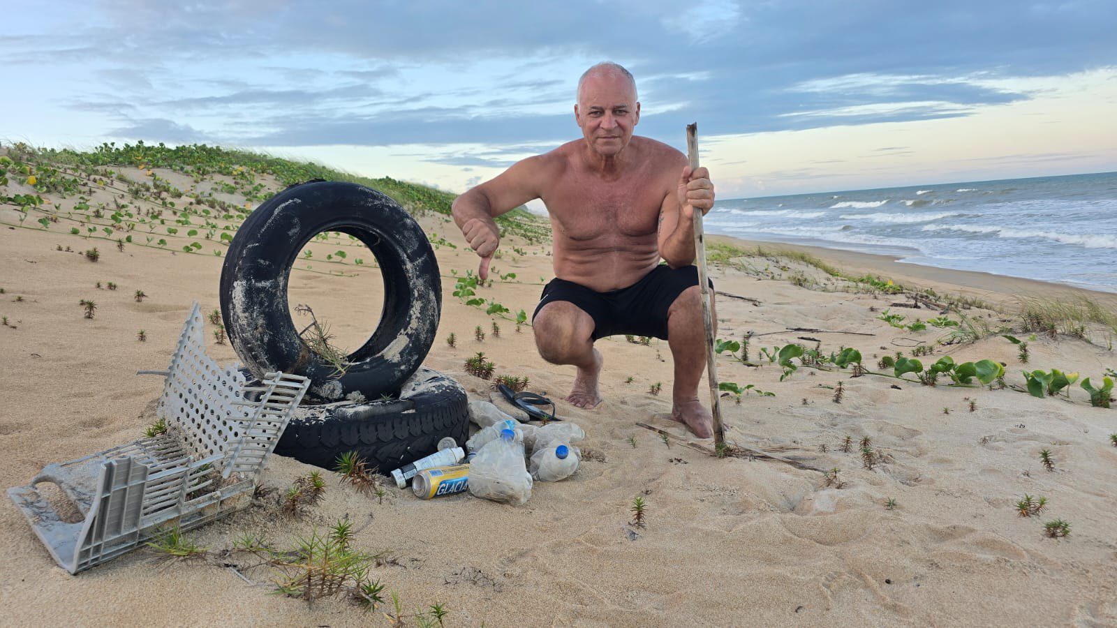 Lixo da China, Venezuela e até dos Emirados Árabes são encontrados em praia do ES
