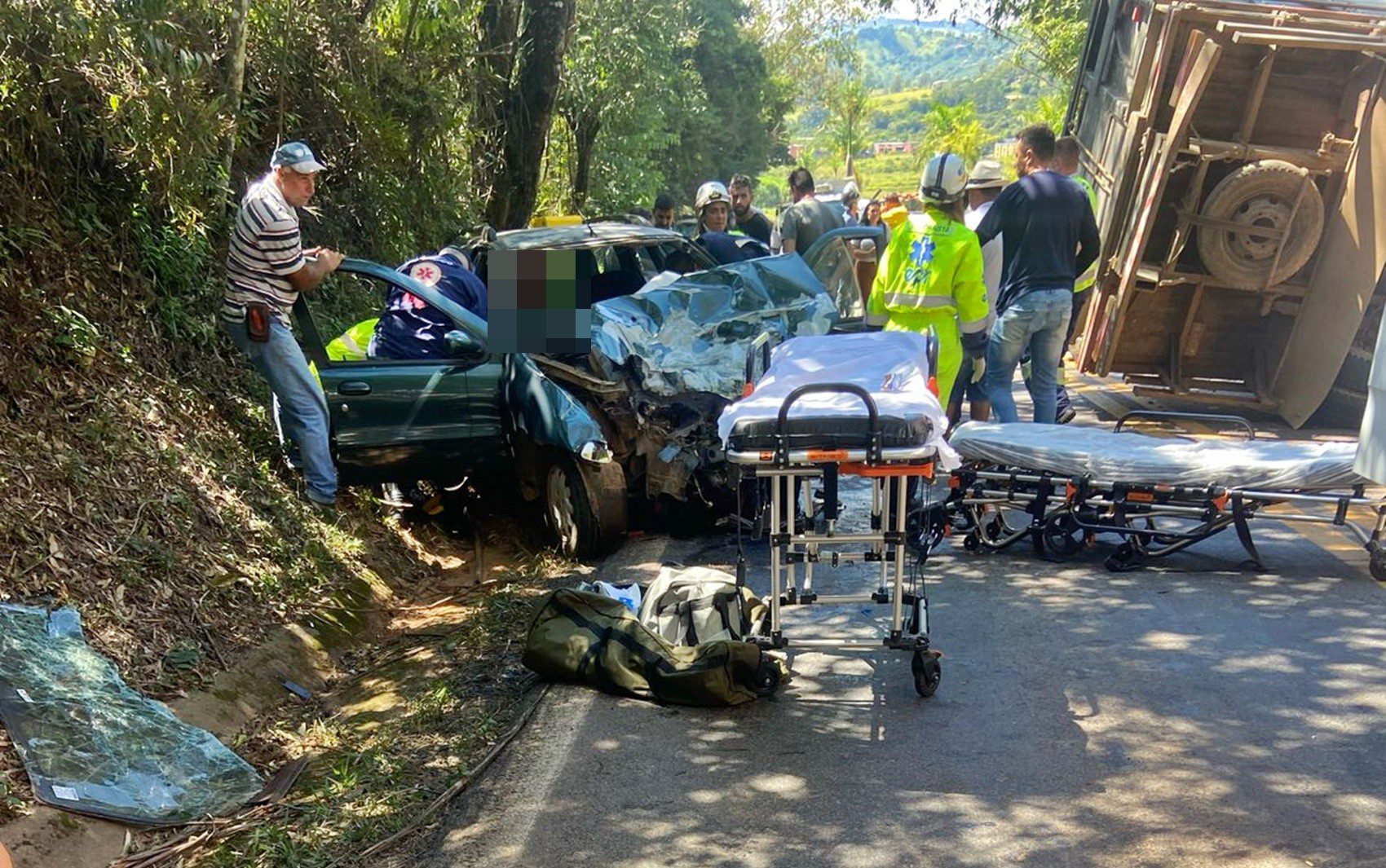 Mulher fica ferida após acidente entre carro e caminhão na MG-290, em Inconfidentes, MG