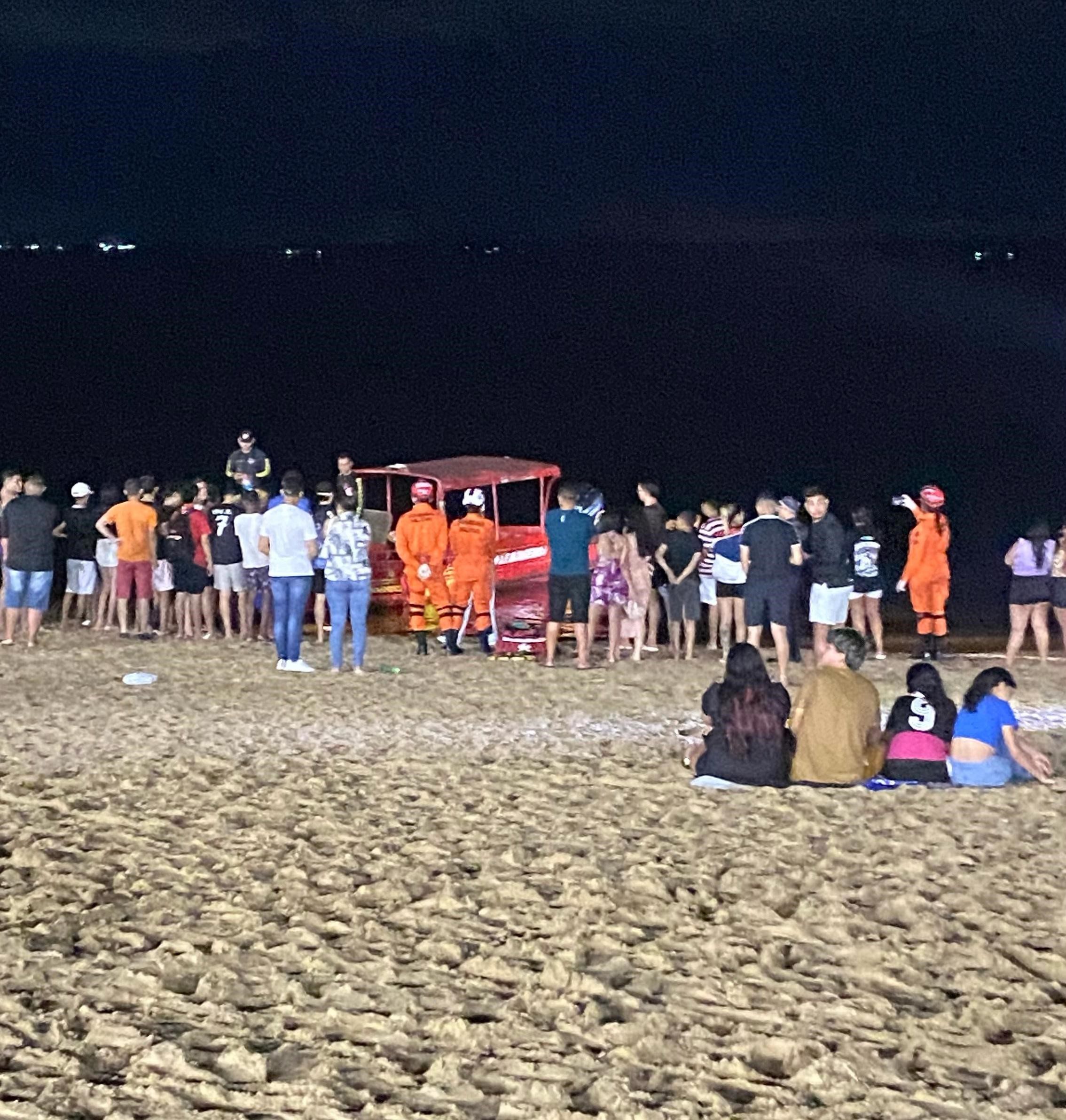 Adolescente morre afogado na Praia da Ponta Negra após entrar no rio fora do horário permitido