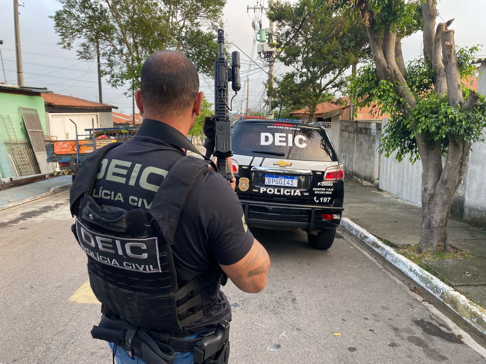 Polícia faz operação para prender envolvidos em invasão a condomínio de luxo e sequestro de médico em São José