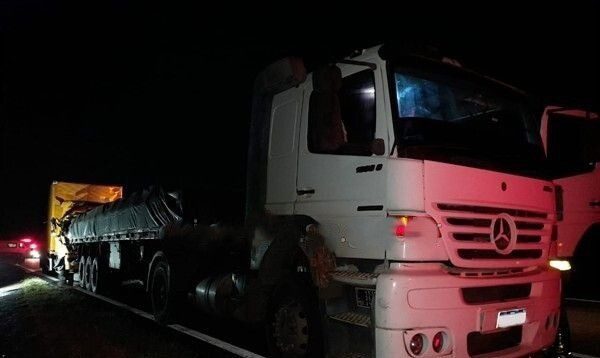 Motorista de caminhão morre após bater contra traseira de carreta com argamassa em Cordeirópolis