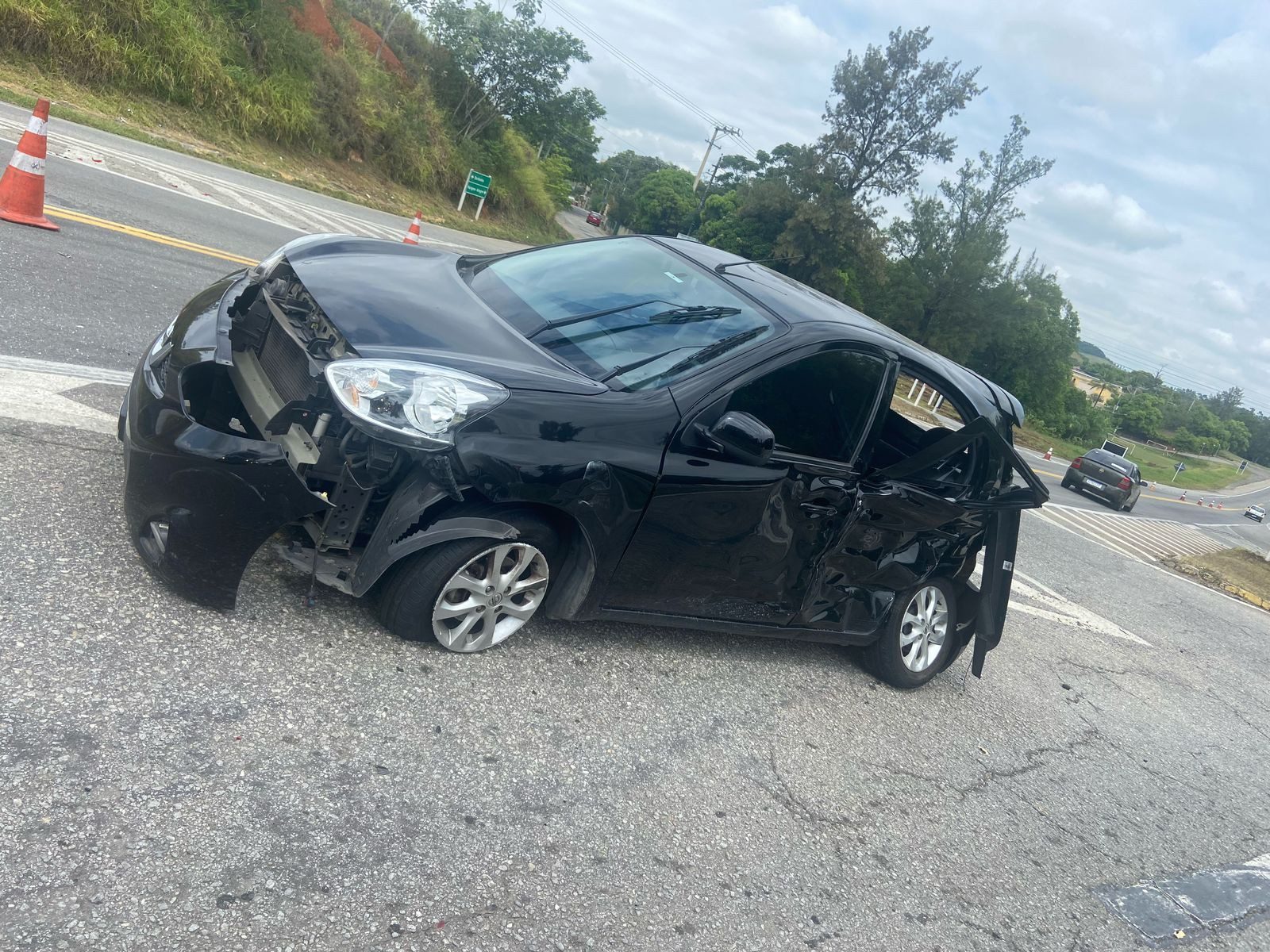Seis pessoas ficam feridas em acidente entre carro e caminhão na BR-393, em Barra do Piraí