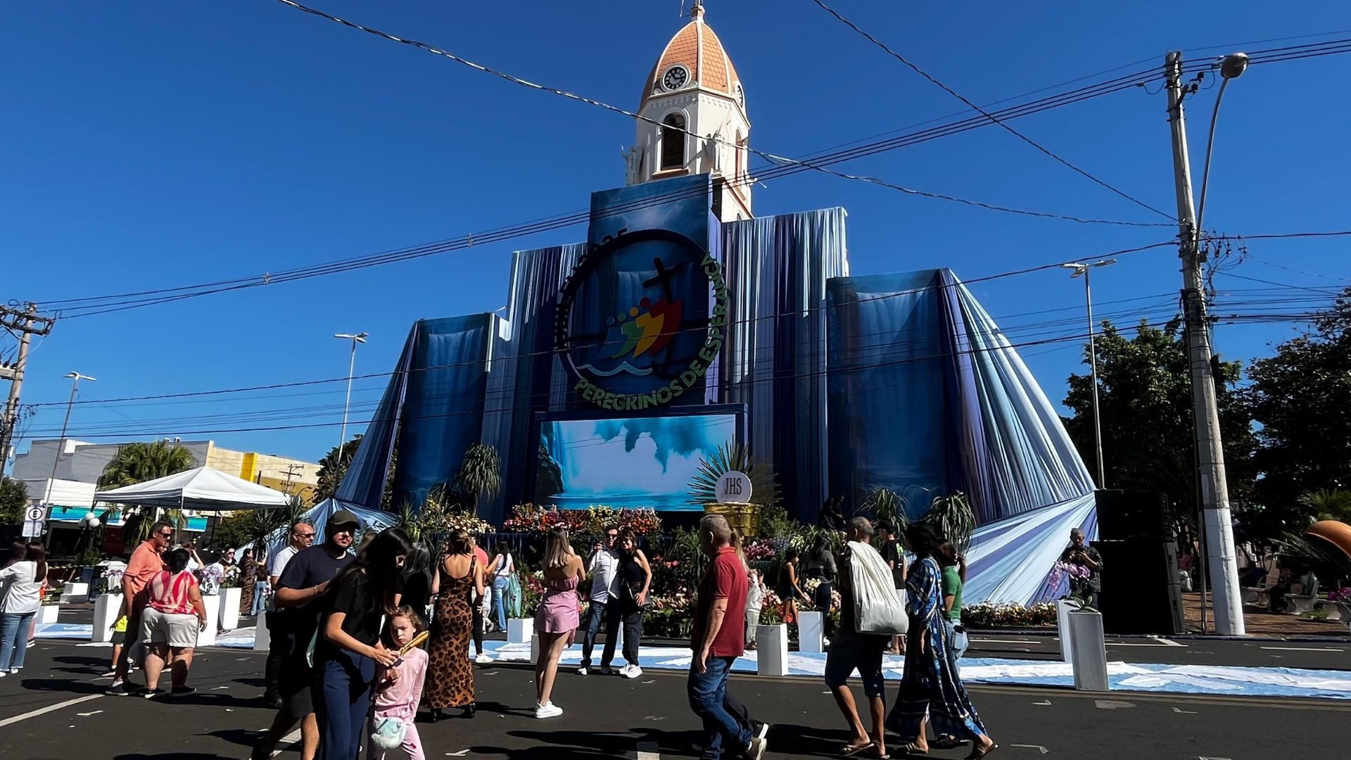 Tapetes com bordados, cobertores e mantas marcam o tradicional Corpus Christi em Ibitinga