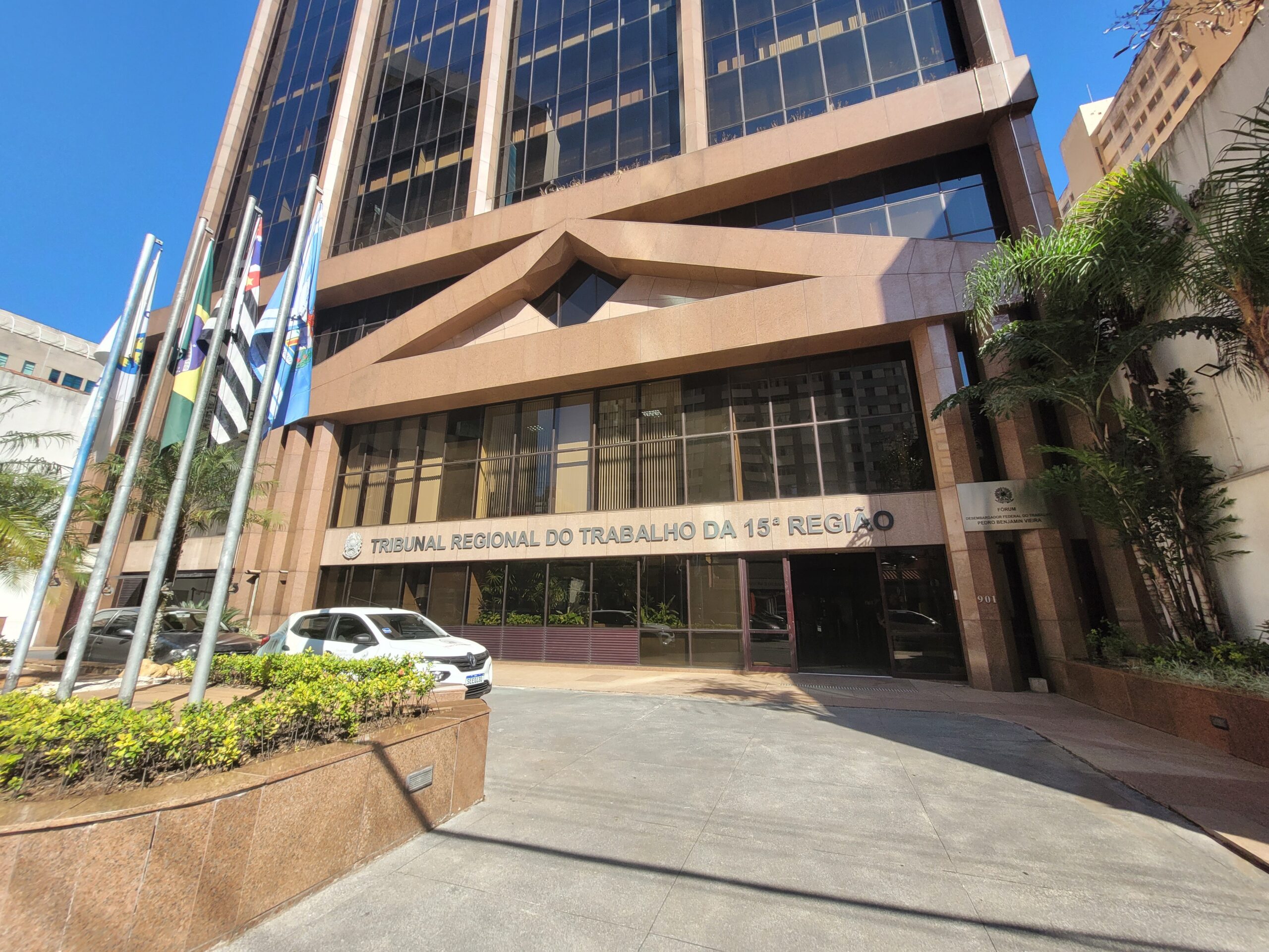 Empresa é condenada a indenizar empregado trans impedido de usar nome social no crachá