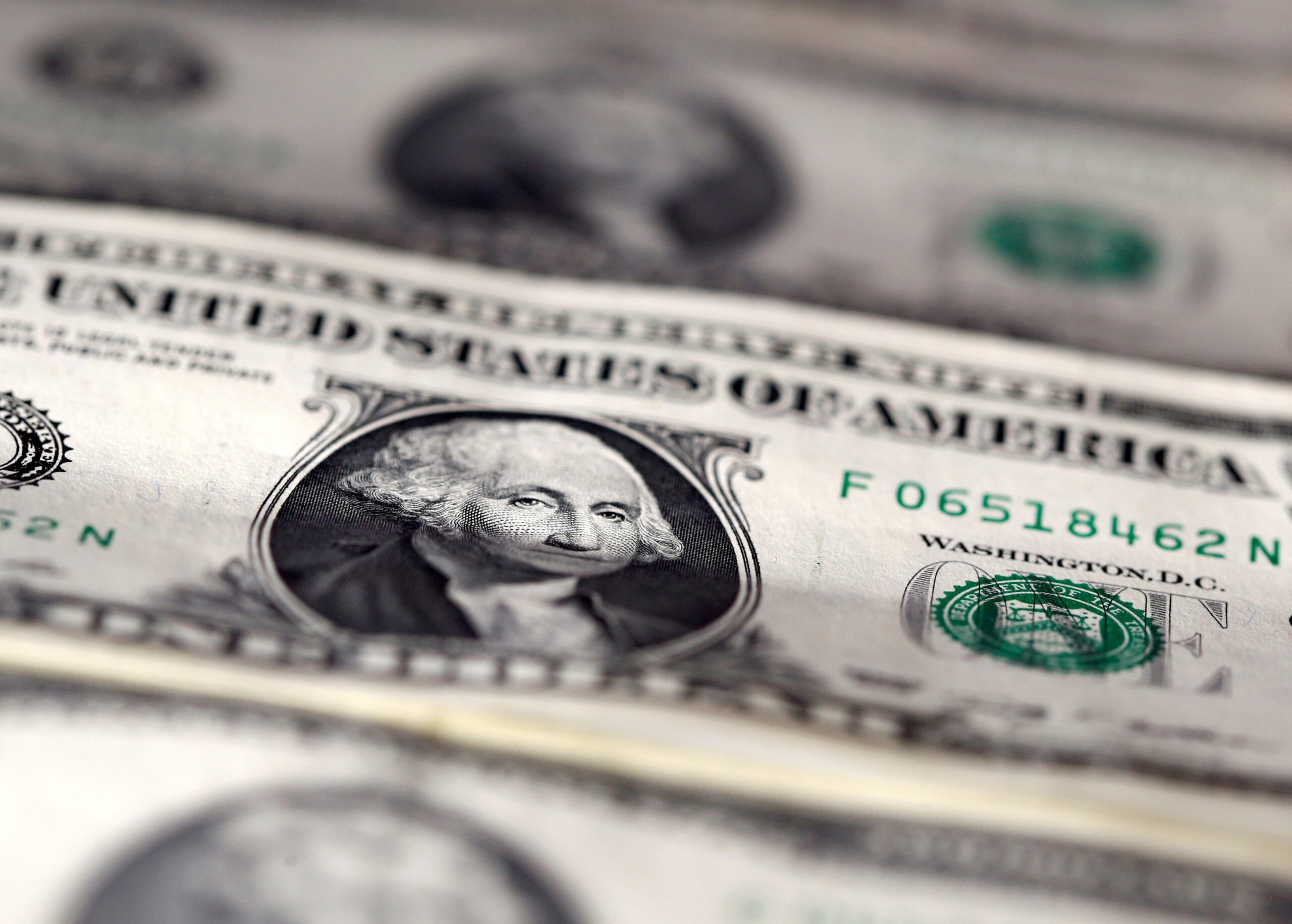 Dólar abre com expectativa por resposta à derrubada do IOF