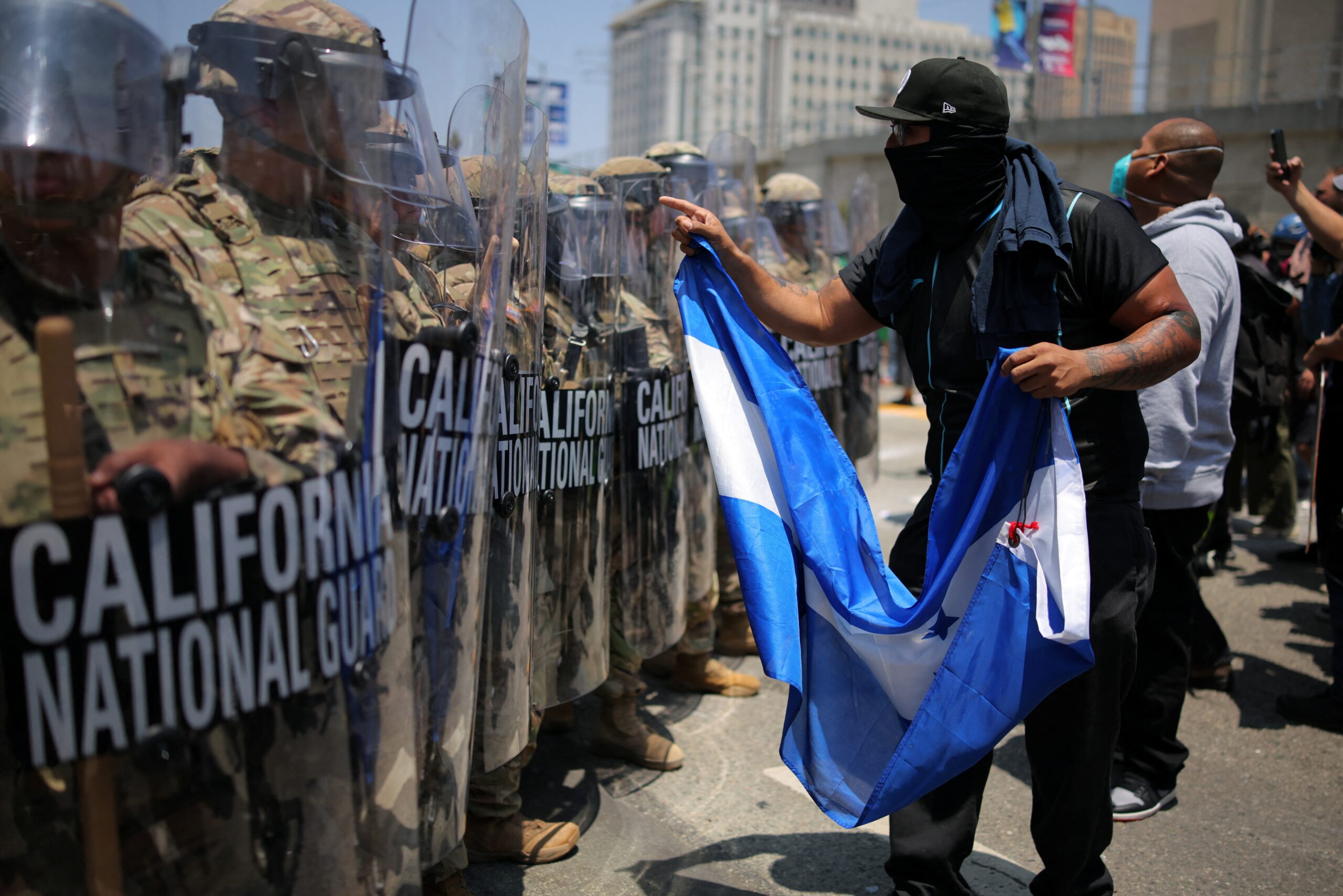 Justiça dos EUA permite que Trump mantenha controle da Guarda Nacional enviada a Los Angeles