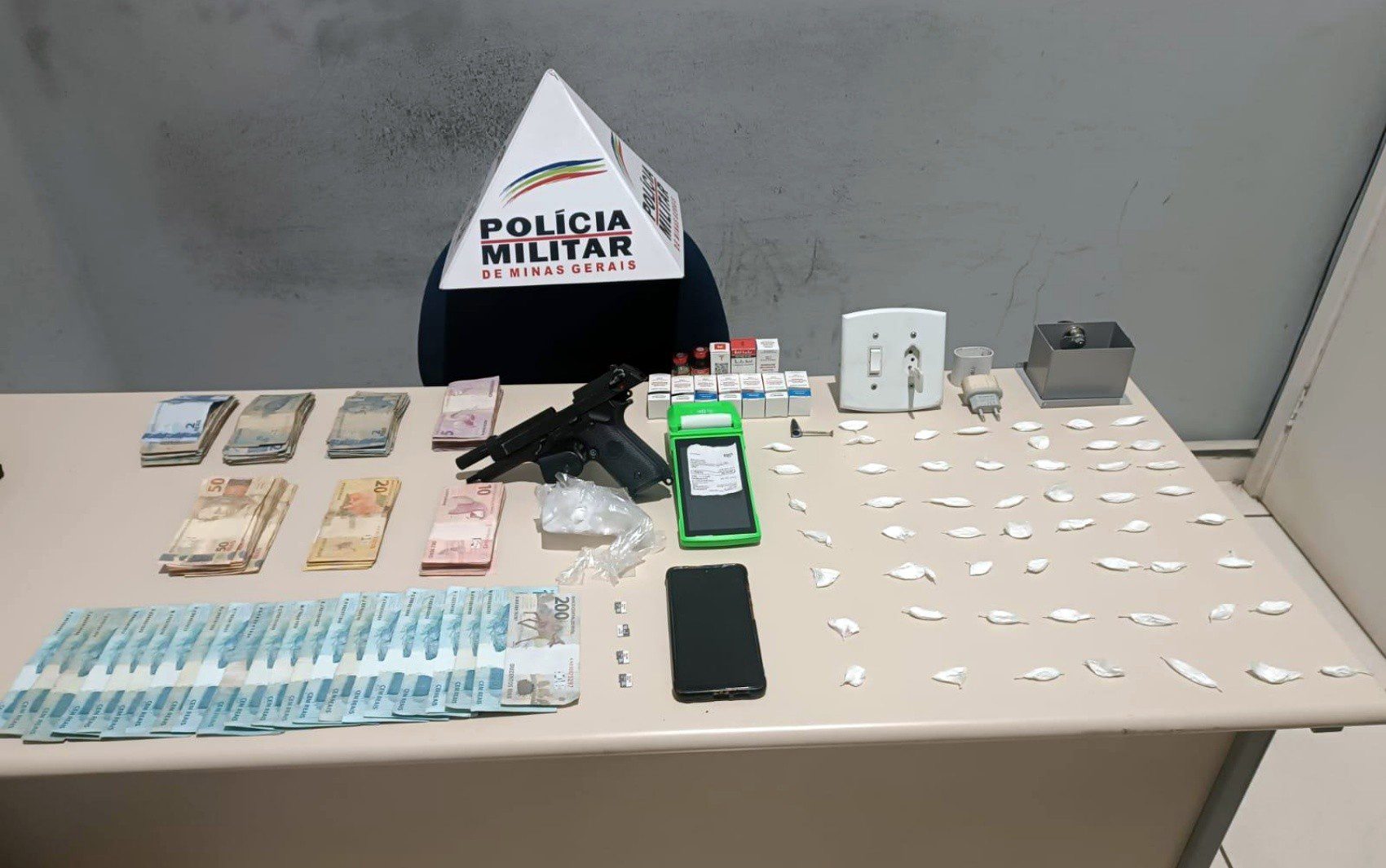 Homem é preso por suspeita de tráfico de drogas em adega que funcionava como fachada em Ouro Fino, MG