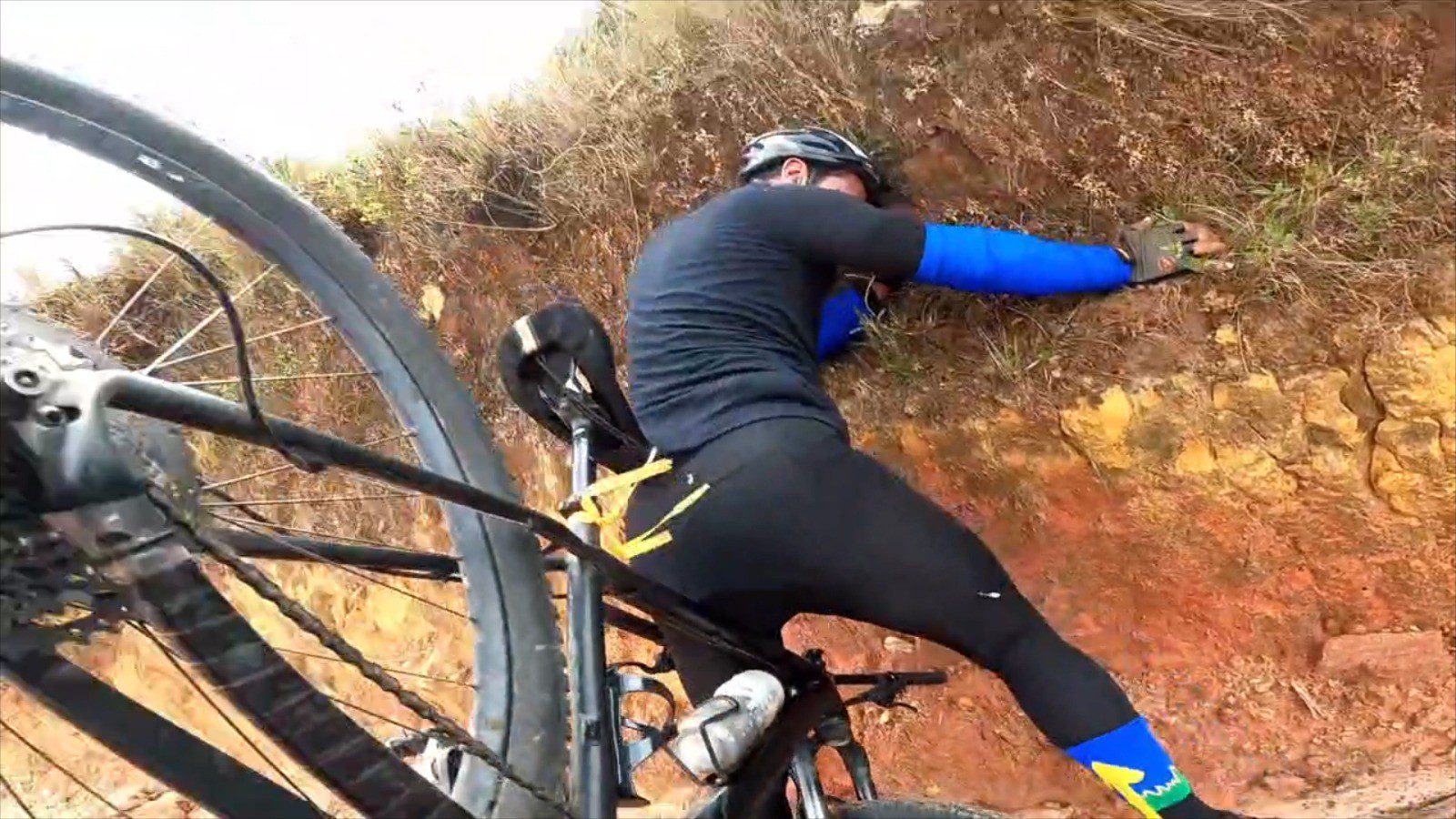 ‘Não consegui parar’: ciclista preso em barranco é resgatado e vídeo viraliza nas redes sociais