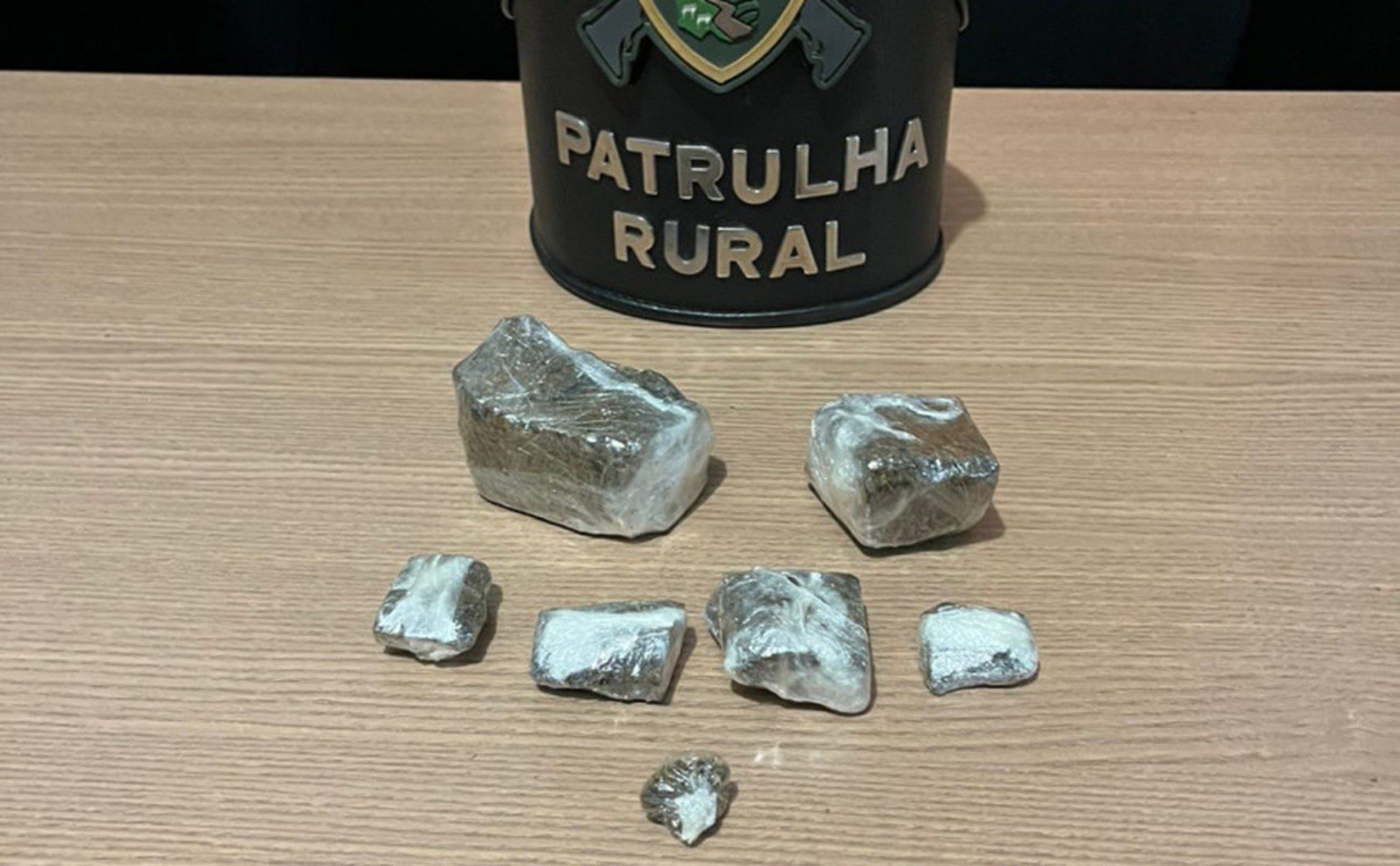 Homem é preso por suspeita de tráfico após gambiarra em porta de carro chamar atenção da polícia