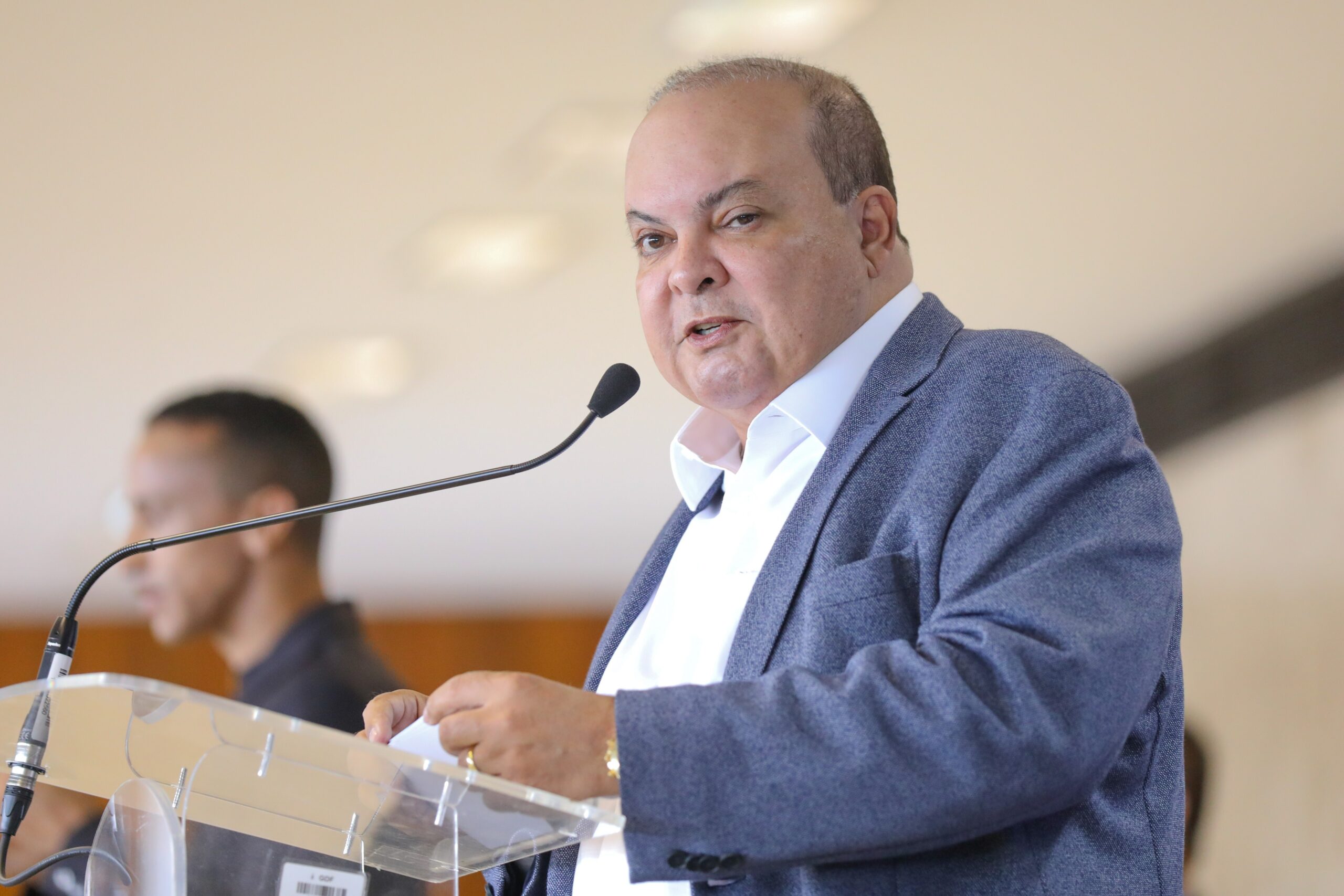 Ibaneis decreta contingenciamento de R$ 1 bilhão no DF