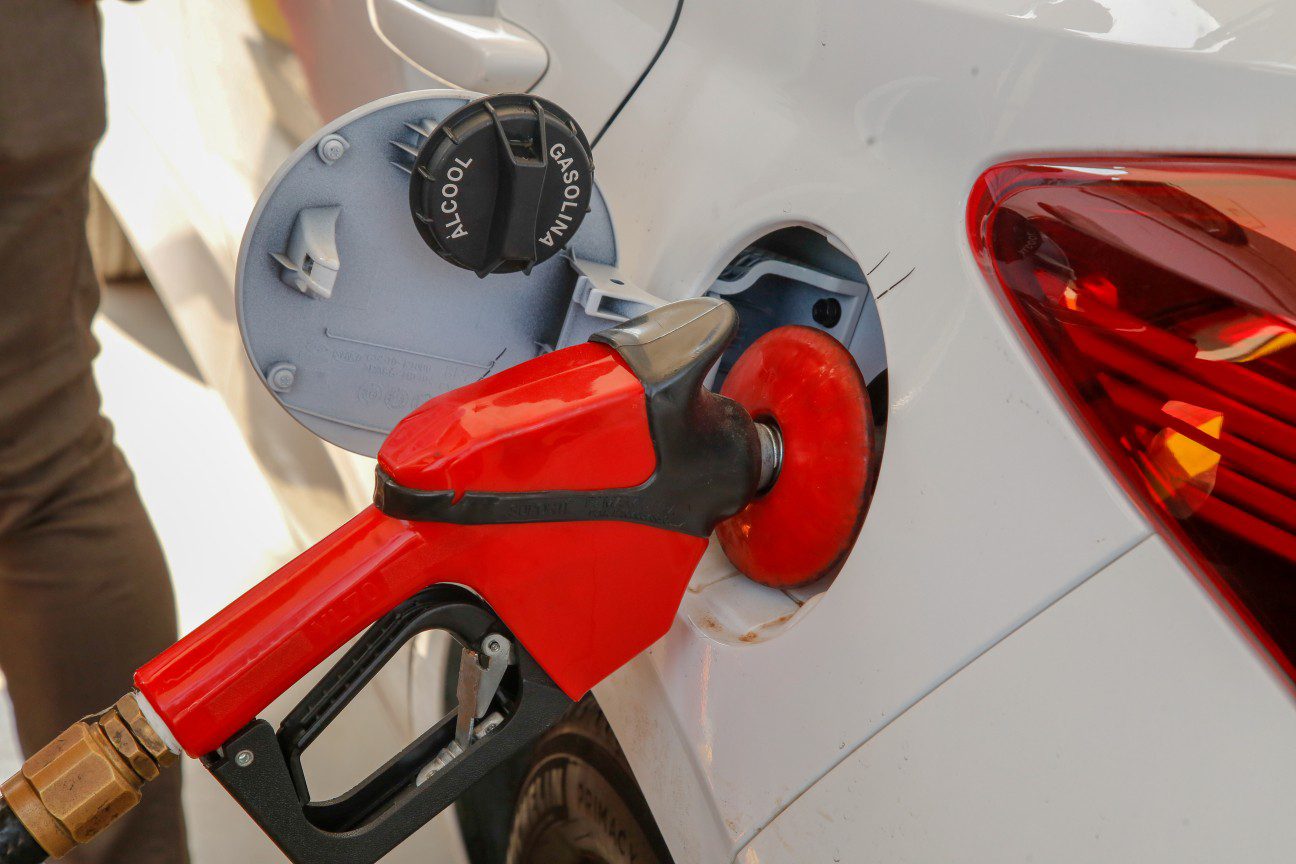 Distribuidora é multada em R$ 250 mil por não repassar redução no preço da gasolina, em João Pessoa