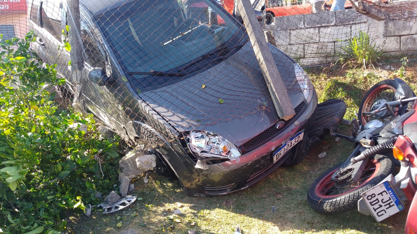 Carro desgovernado invade condomínio e bate em duas motos e bicicleta, em São José dos Campos