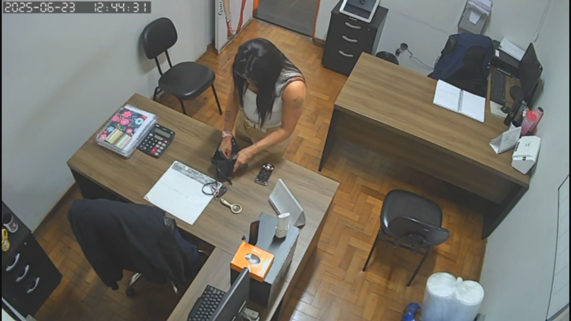 Professora do DF filmada furtando cartões usou dados para comprar roupas fitness, diz polícia; VÍDEO