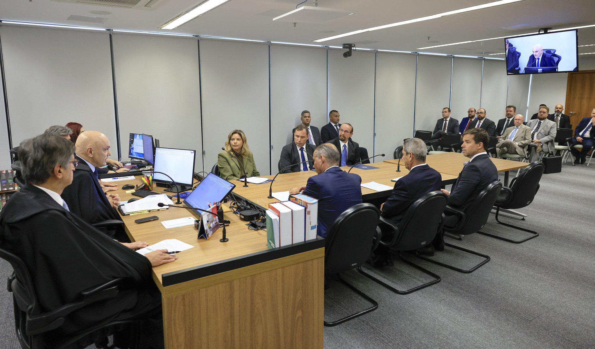 A tentativa de golpe e suas versões – O Assunto #1496