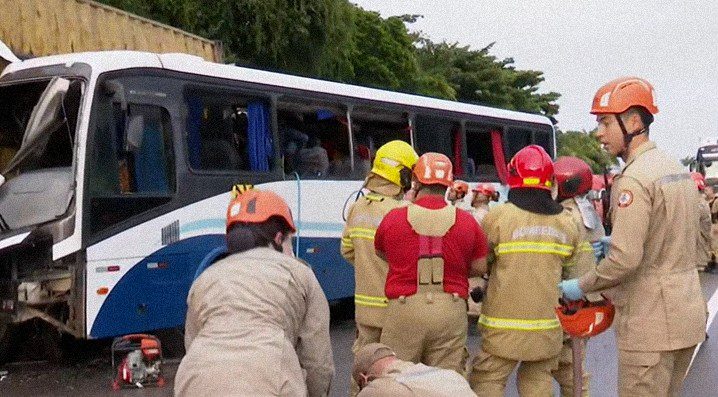 Acidente entre ônibus e caminhão deixa mais de 25 feridos e uma pessoa morta, na Grande João Pessoa