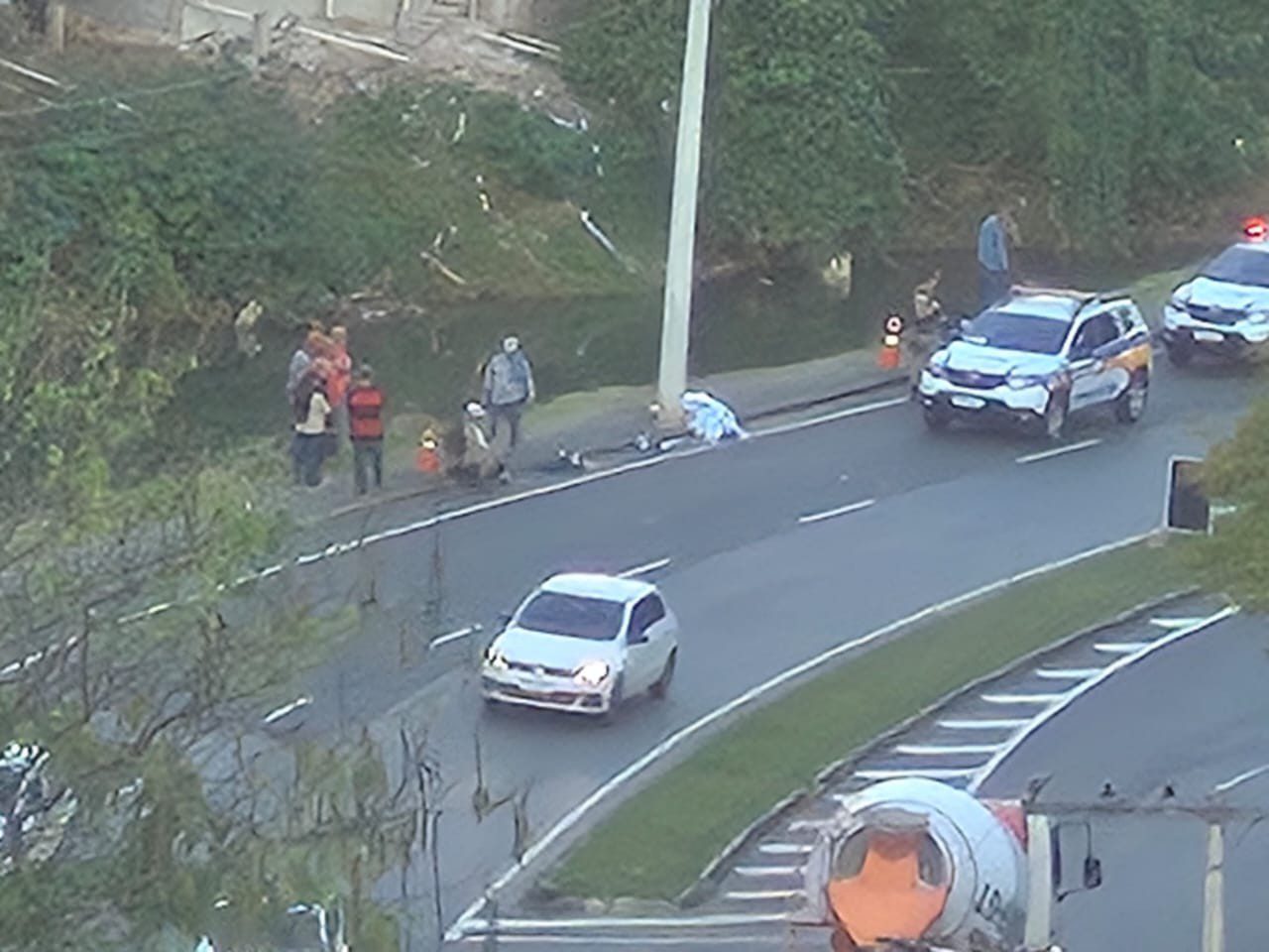 Motociclista morre após bater em poste em Juiz de Fora