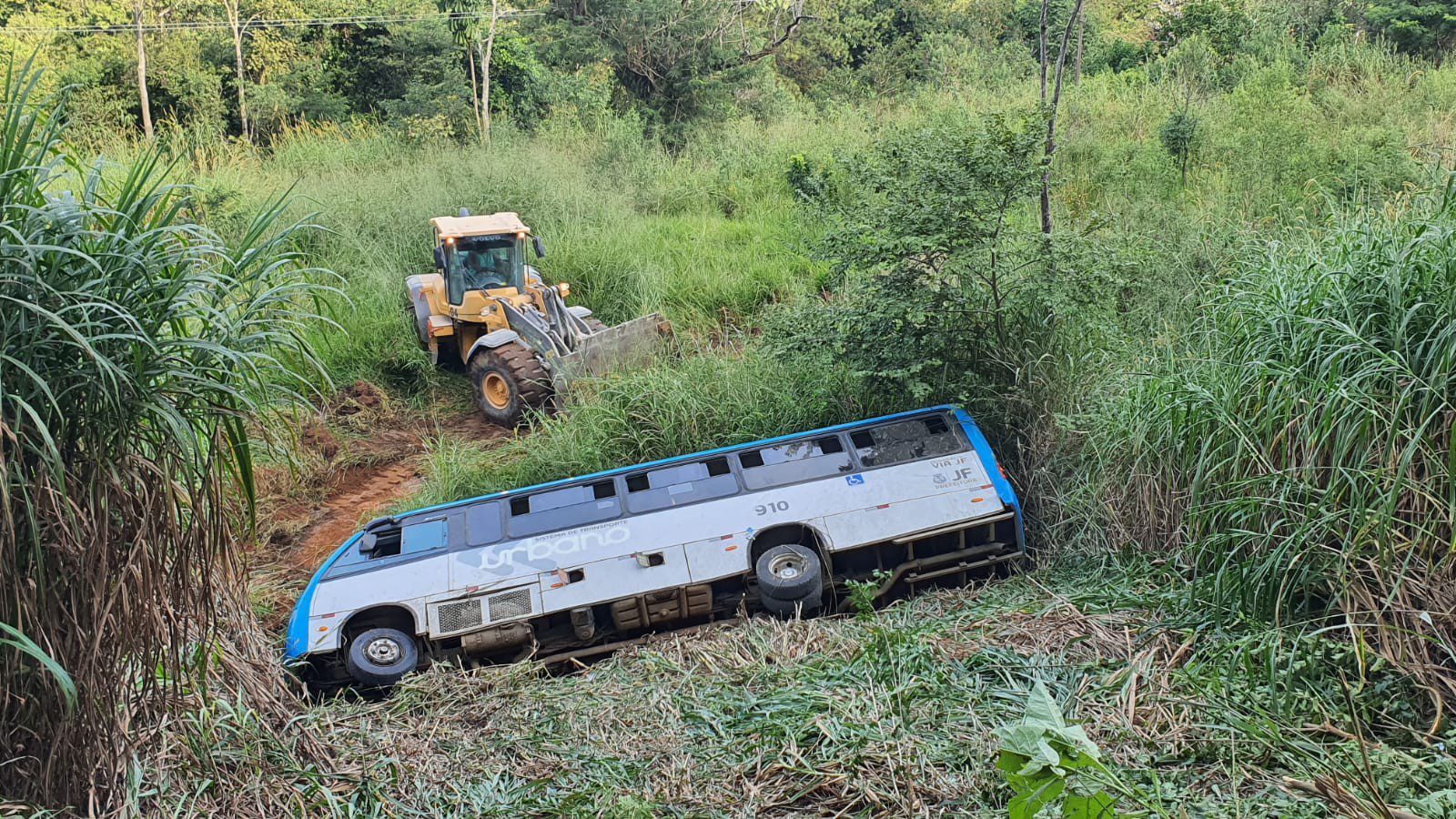 Acidente com micro-ônibus que deixou dois mortos em Juiz de Fora completa um mês; causa ainda é investigada