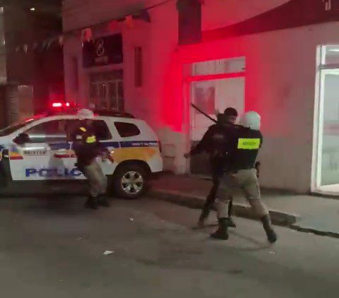 Homem é agredido por PMs após desrespeitar ordem para sair de cima de viatura; vídeo mostra agressão