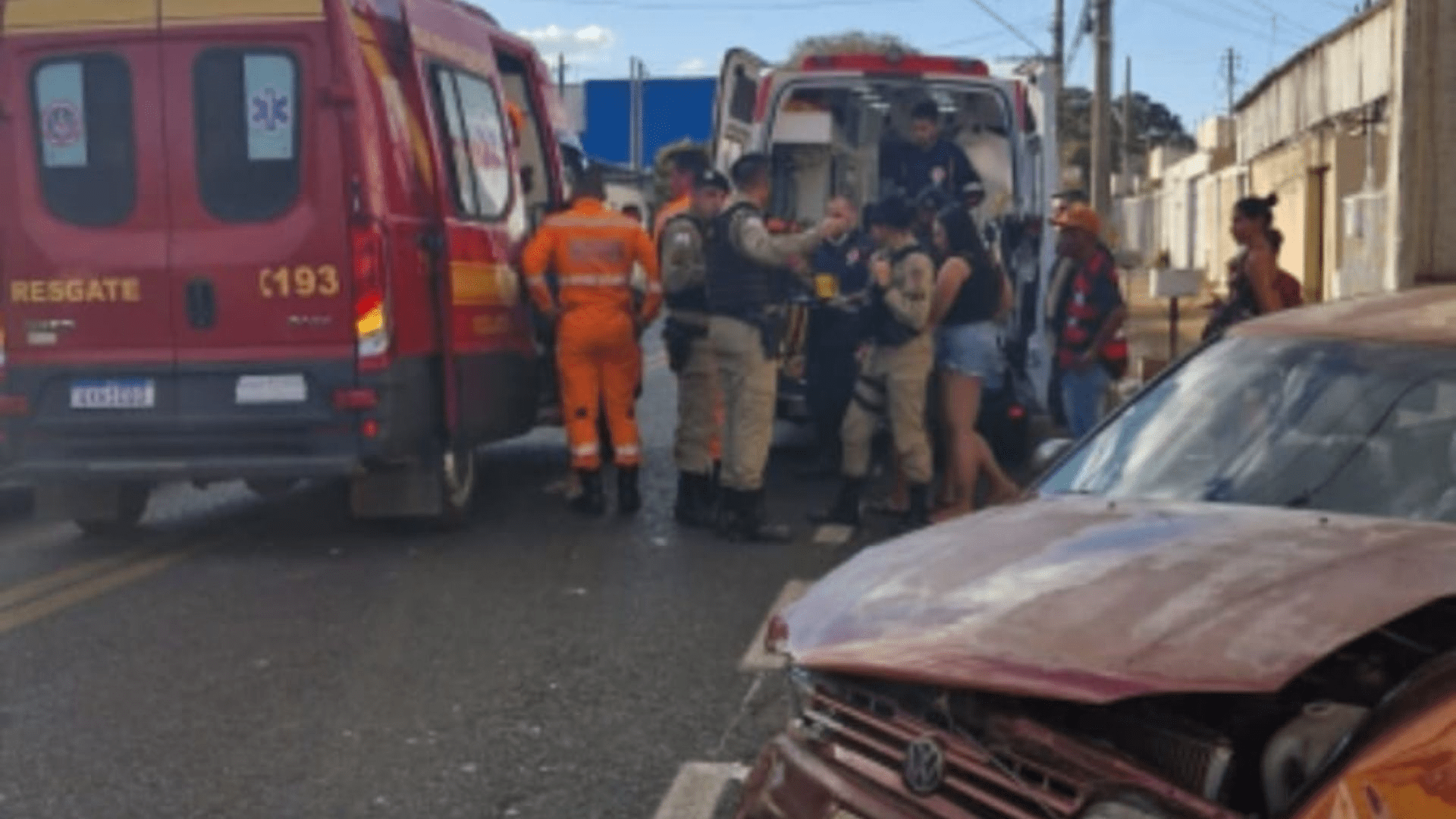 Duas crianças são lançadas de carro após batida com ambulância do Samu em Araguari