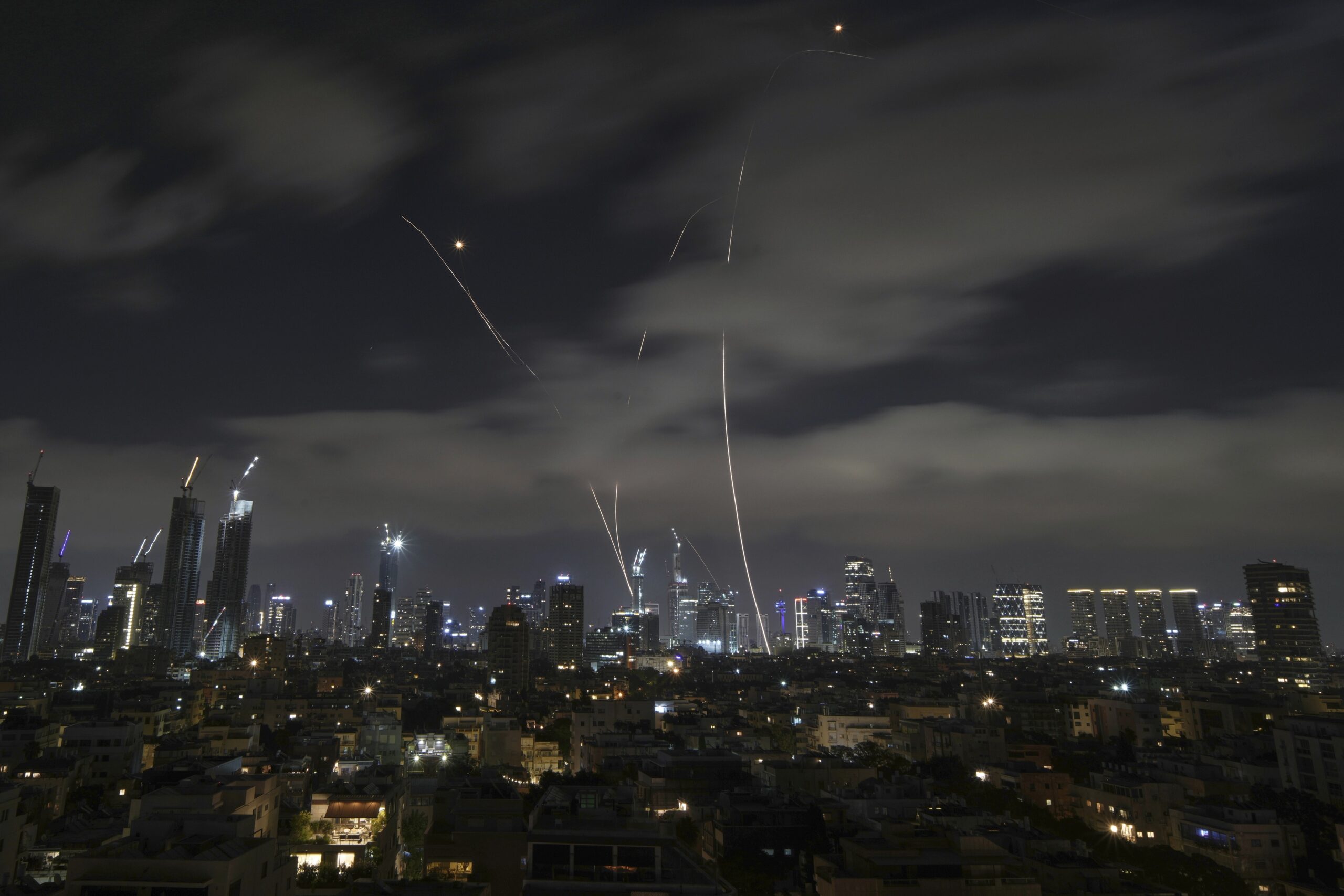 É #FAKE imagem de prédios devastados em Tel Aviv; conteúdo foi gerado por inteligência artificial