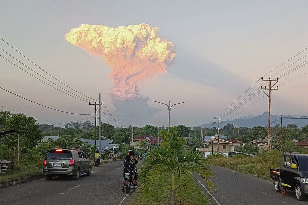 Vulcão entra em erupção na Indonésia e forma nuvem rosa gigante; veja IMAGENS
