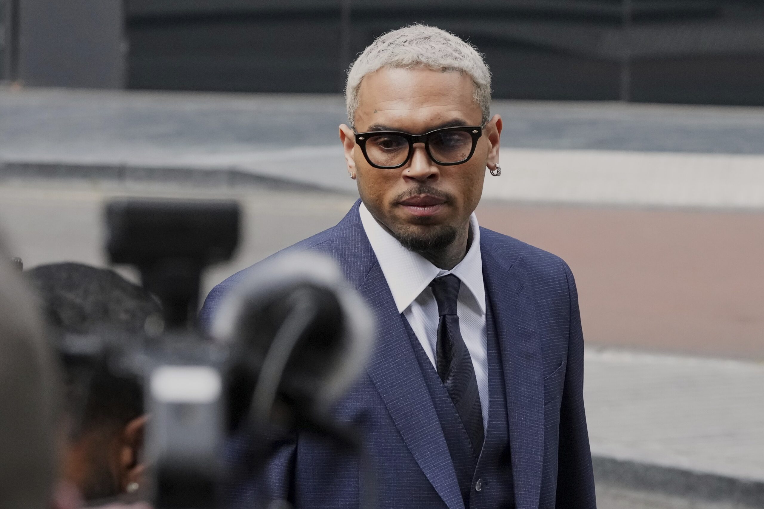 Chris Brown se declara inocente em caso de agressão no Reino Unido