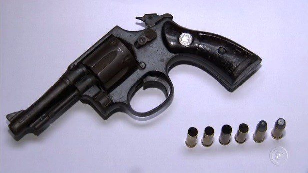 Mulher escuta barulho na madrugada e encontra revólver jogado no quintal de casa no interior de SP