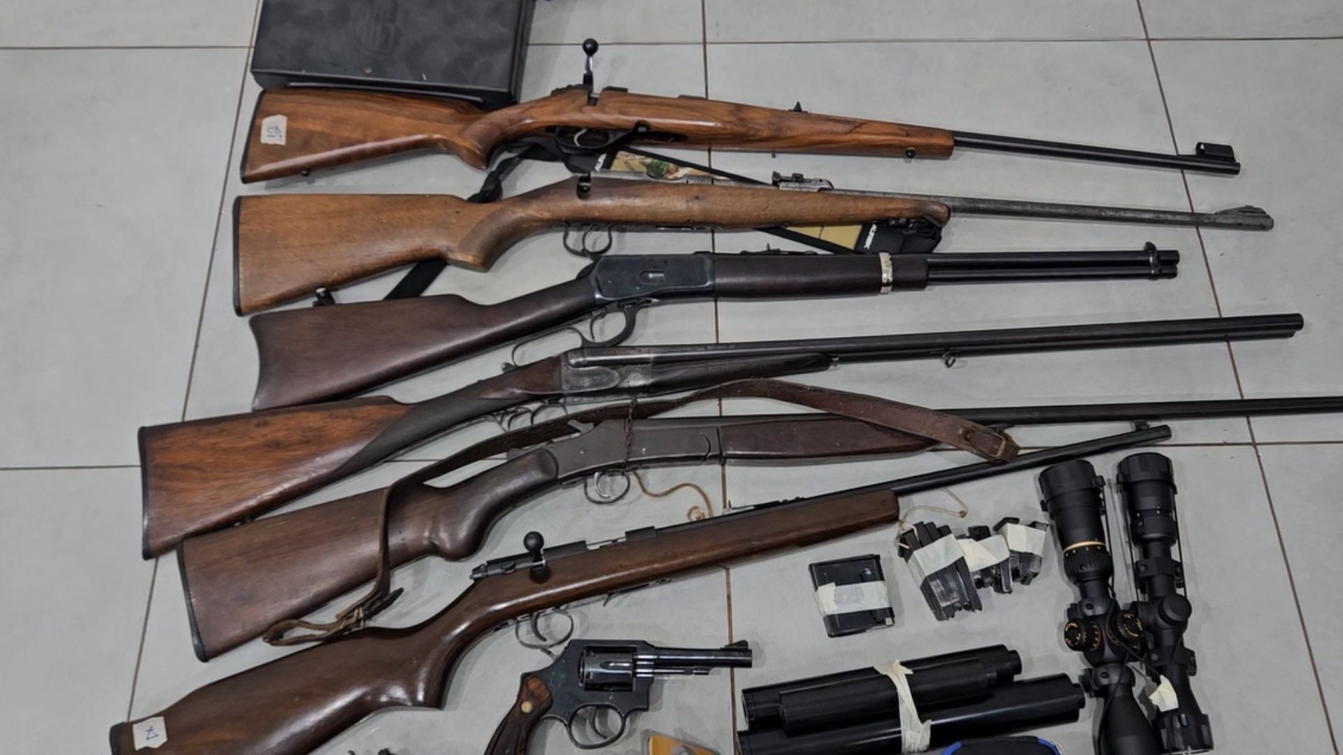 Homem que guardava arsenal com fuzil de elite e armas estrangeiras é multado em R$ 4 mil